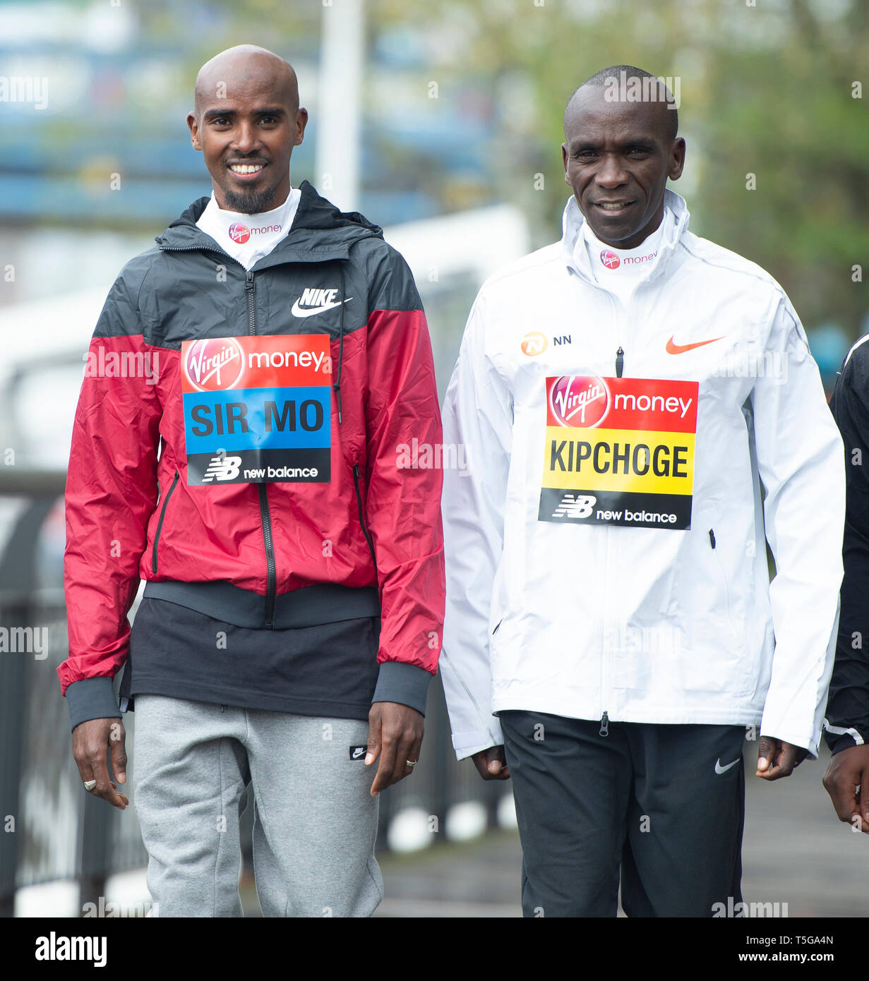 Londra, Inghilterra - aprile 24: Eliud Kipchoge e Sir Mo Farah frequentare l'Elite Uomo photocall davanti a domenica la maratona di Londra al Tower Hotel il 24 aprile 2019 a Londra, Inghilterra. Credito: Gary Mitchell, GMP Media/Alamy Live News Foto Stock