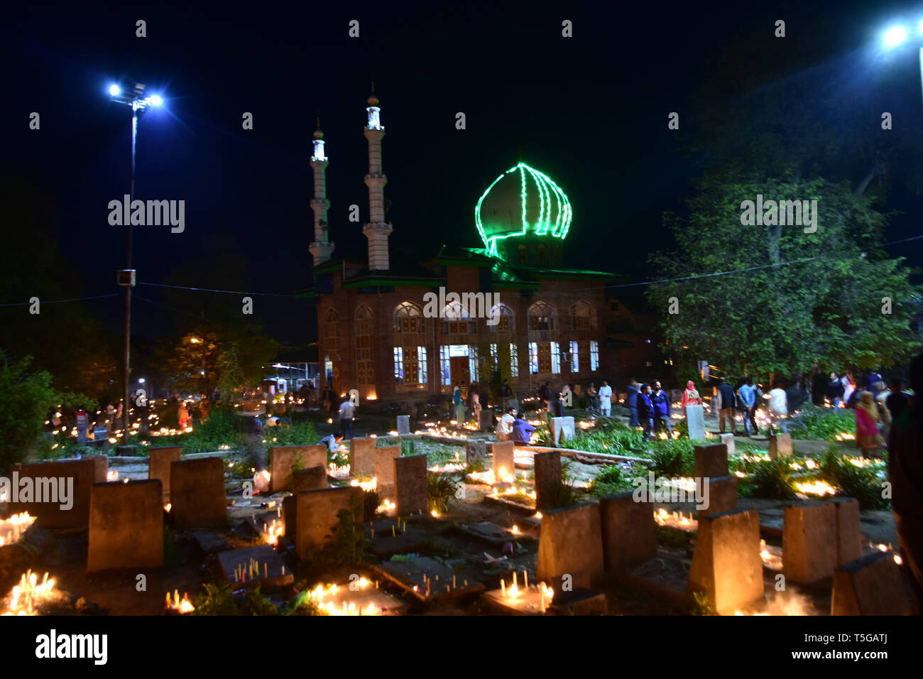 Aprile 20, 2019 - Srinagar Kashmir, 20 aprile 2019. I musulmani accendono le candele sui loro ancestorsâ€™ tombe nella zona Hawal di Srinagar, in indiano Kashmir amministrato per la Shabah-e-barat celebrazione islamica. Alcune sette in Islam celebrare FUSC-e-barat, conosciuta come la notte di fortune e di perdono. Alcuni musulmani di visitare i loro defunti genitori e parenti in questa notte e la luce delle candele sulle loro tombe chiedendo Allah per il perdono dei loro peccati. Fusc-e-barat è anche considerata come una notte quando il popolo€™s Fortune per il prossimo anno sono deciso (credito Immagine: © Muzamil Mattoo/IMAGESLIVE via ZUMA Wi Foto Stock