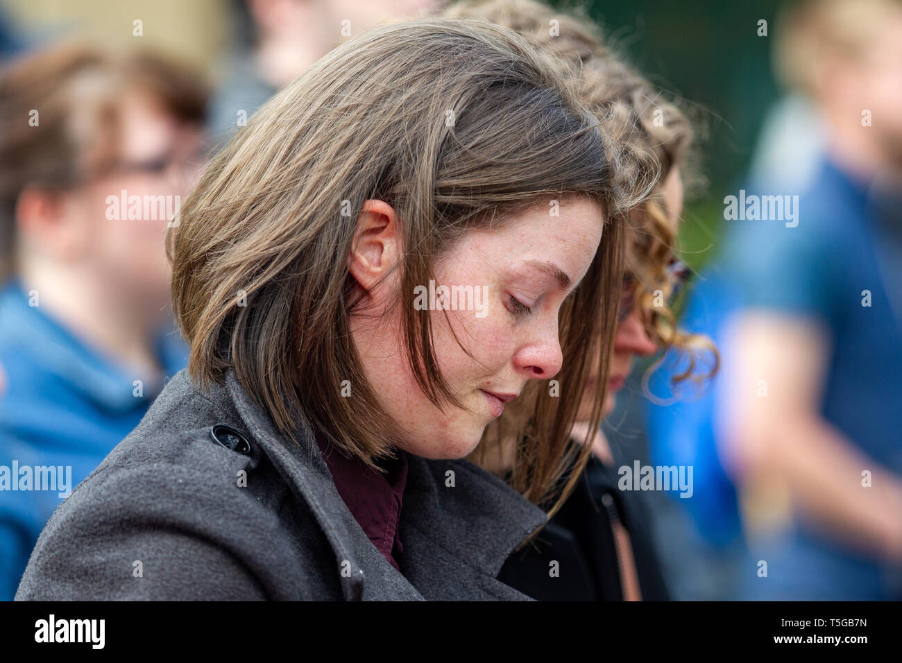 Belfast, Irlanda del Nord. 24 apr, 2019. H la St Anne la cattedrale di Belfast,Antrim,UK 24/Aprile/2019 centinaia di persone hanno partecipato ai funerali del giornalista Lyra McKee che è stato ucciso da un dissidente gruppo repubblicano 'Nuovo' IRA Belfast Credit: Bonzo Alamy/Live News Foto Stock