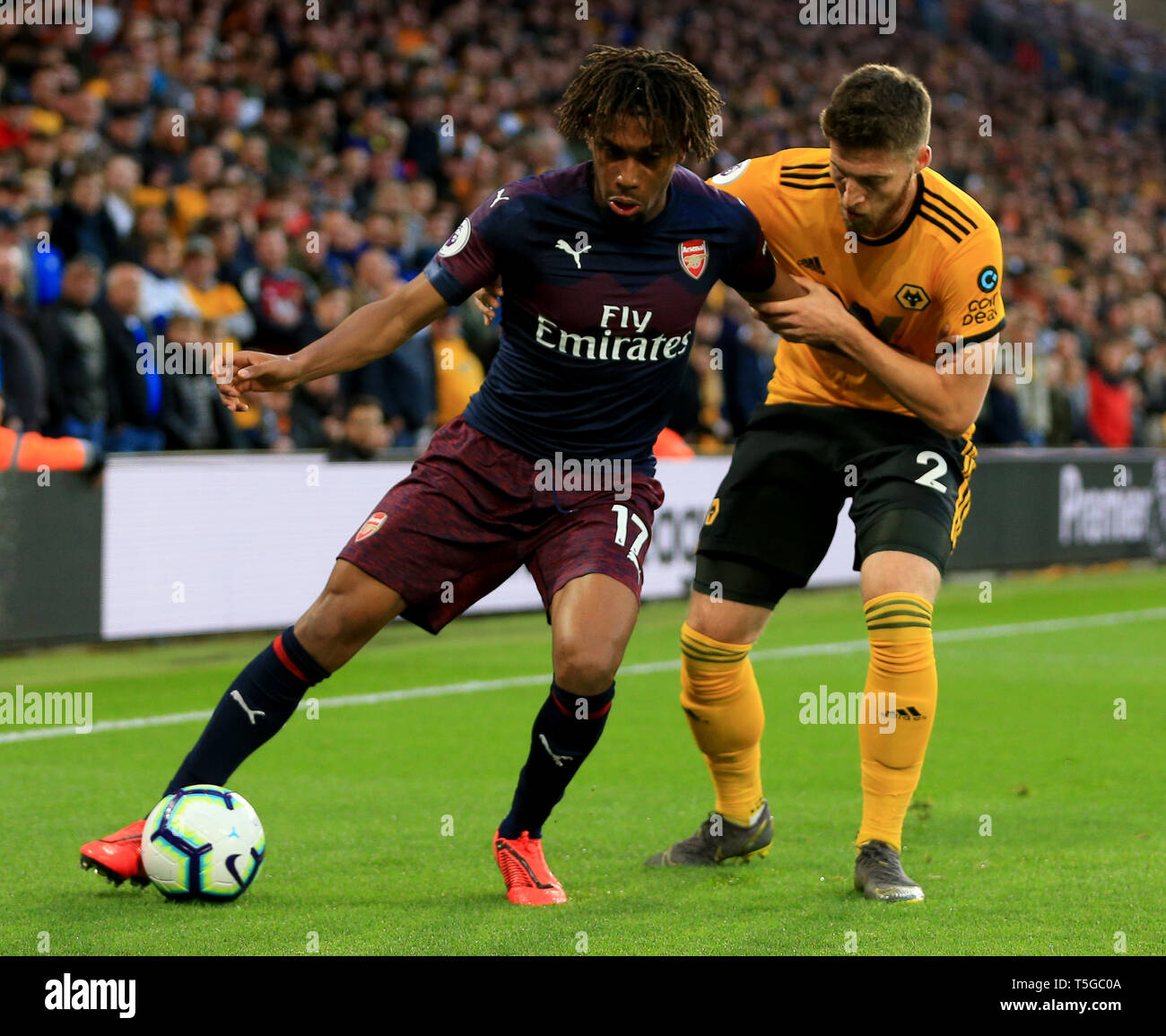Wolverhampton, Regno Unito. 24 apr, 2019. Alex Iwobi arsenale di battaglie per la sfera con Matt Doherty di Wolverhampton Wanderers. Credito: Paolo Roberts/uno in alto/Alamy Live News Foto Stock