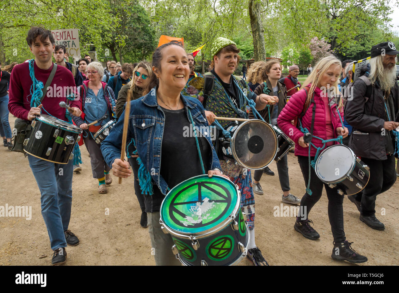 Londra, Regno Unito. Il 24 aprile 2019. La banda di samba e altri va giù il Mall sul modo per Marble Arch sentite che la polizia sta rimuovendo i blocchi stradali. Estinzione di ribellione era stato in possesso di un assemblea generale e workshop in piazza del Parlamento, mentre alcuni sono stati frequentando lobby di massa incontri con parlamentari. Alcuni manifestanti sono stati fino in alberi e nascosti dalle foglie. Peter Marshall / Alamy Live News Foto Stock