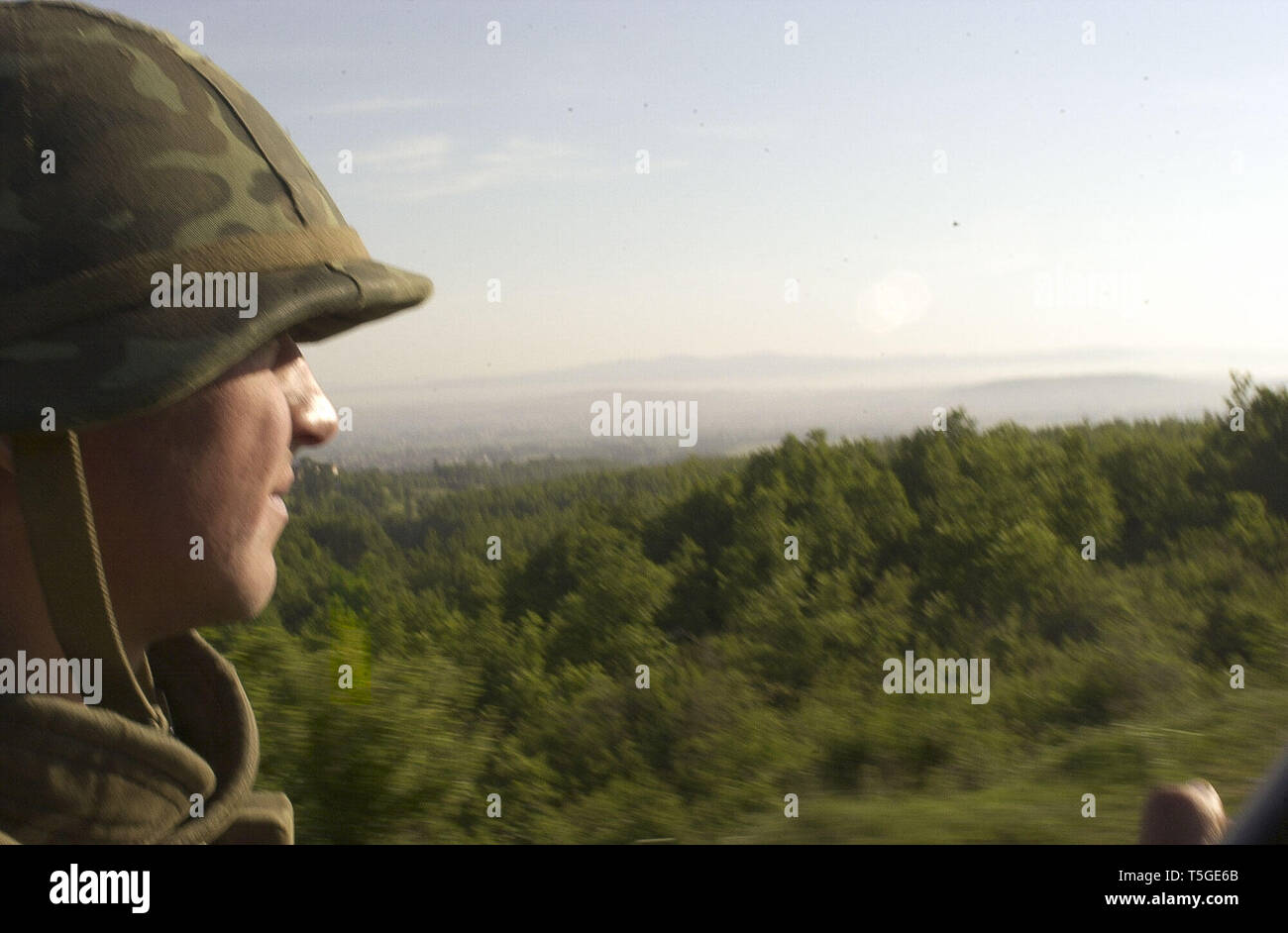 Strpce, Kosovo, Iugoslavia. 26 Maggio, 2000. Un soldato ucraino scorre sulla sommità di un dell era sovietica BRDM portavalori durante una missione di scorta da Strpce, Kosovo, Iugoslavia alla Serbia Maggio 26, 2000. Il Ukraniane e esercito polacco unità collegate alla NATO-lead forza per il Kosovo etnico scortato i serbi dal loro enclavi alla Serbia per lo shopping attraverso zone controllate dagli albanesi. Credito: Bill Putnam/ZUMA filo/Alamy Live News Foto Stock