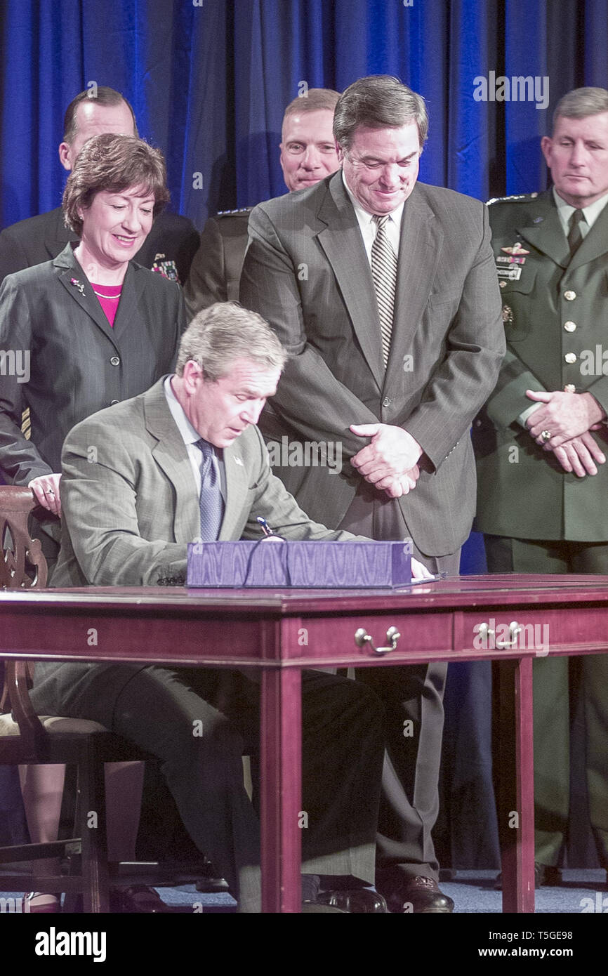 Arlington, Virginia, Stati Uniti d'America. 23 Nov, 2003. Il Presidente George W Bush firma il 2003 Difesa Nazionale atto di autorizzazione nel corso di una cerimonia al Pentagono, Novembre 24, 2003. Credito: Bill Putnam/ZUMA filo/Alamy Live News Foto Stock