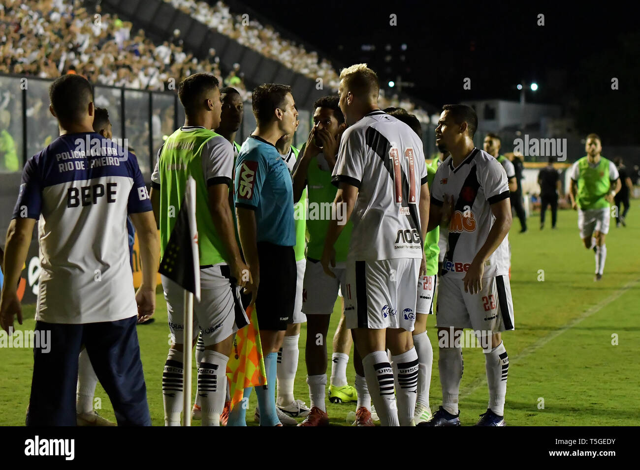 RJ - Rio de Janeiro - 04/24/2019 - Brasile 2019, Vasco x Santos Cup - Vasco i giocatori si lamenta per il loro match contro il Santos a Sao Januario Stadium per la Copa do Brasil 2019 campionato. Foto: Thiago Ribeiro / AGIF Foto Stock