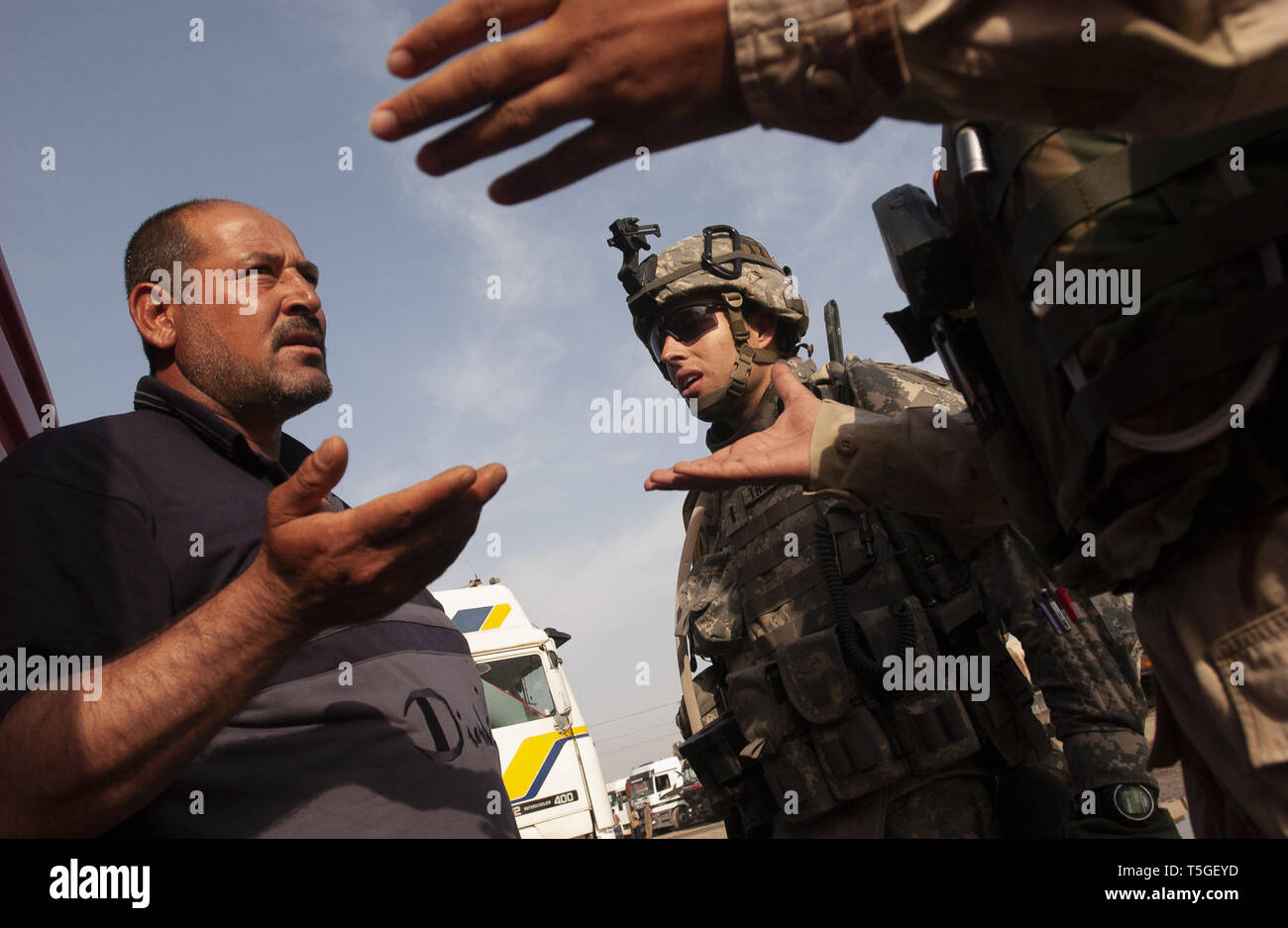 Bayji, Salah ad Din, Iraq. Xix Apr, 2006. Un gas camionista spiega a 1Lt. Scott Thornbury, un comandante di plotone di Abu Company, 1° Battaglione, 187th reggimento di fanteria, e la sua interprete perché egli ha grandi quantità di denaro contante su di lui in un arresto carrello fuori Bayji, Iraq, 19 aprile 2006. Il conducente ha spiegato ha bisogno di denaro per pagare tangenti a Bayji raffineria di petrolio. Credito: Bill Putnam/ZUMA filo/Alamy Live News Foto Stock