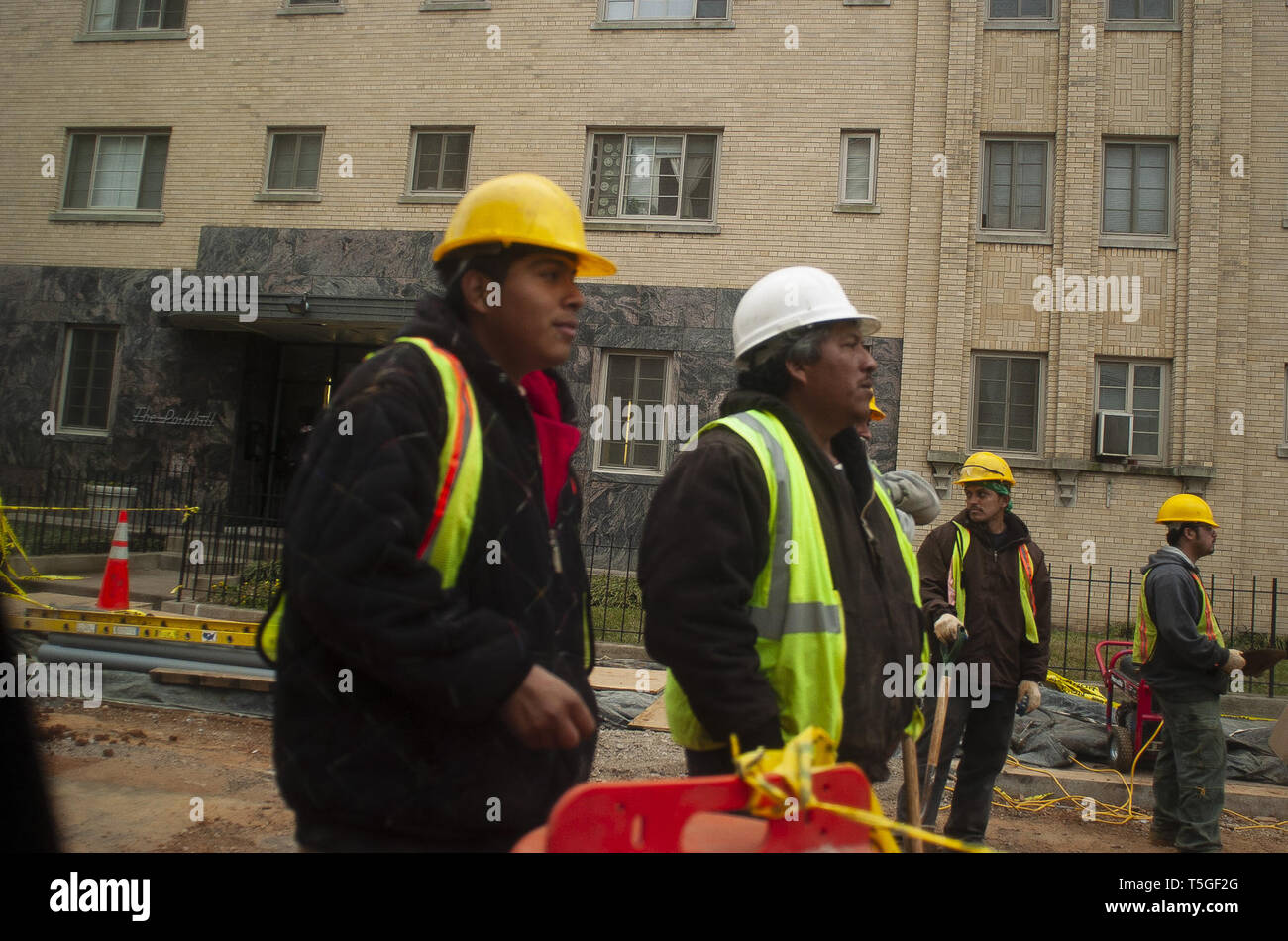 Washington, DC, Stati Uniti d'America. Decimo Mar, 2009. Lavoratori edili in corrispondenza di un sito nella Columbia Heights quartiere di Washington, DC, 3 marzo 2009. Credito: Bill Putnam/ZUMA filo/Alamy Live News Foto Stock