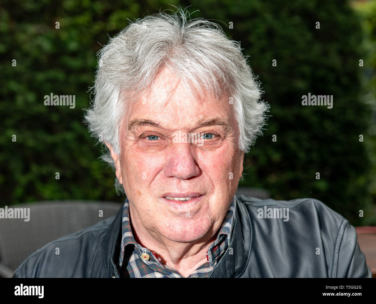 Amburgo, Germania. Xi Apr, 2019. Rolf Zuckowski, musicista, compositore e produttore musicale e autore di canzoni per i bambini, esamina il fotografo la telecamera in un caffè di Amburgo quartiere Eppendorf. Credito: Axel Heimken/dpa/Alamy Live News Foto Stock