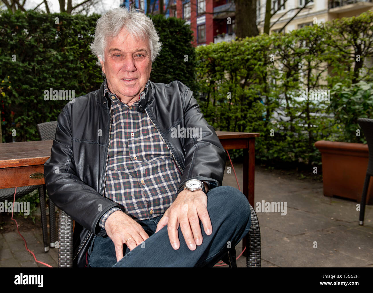 Amburgo, Germania. Xi Apr, 2019. Rolf Zuckowski, musicista, compositore e produttore musicale e autore di canzoni per i bambini, esamina il fotografo la telecamera in un caffè di Amburgo quartiere Eppendorf. Credito: Axel Heimken/dpa/Alamy Live News Foto Stock