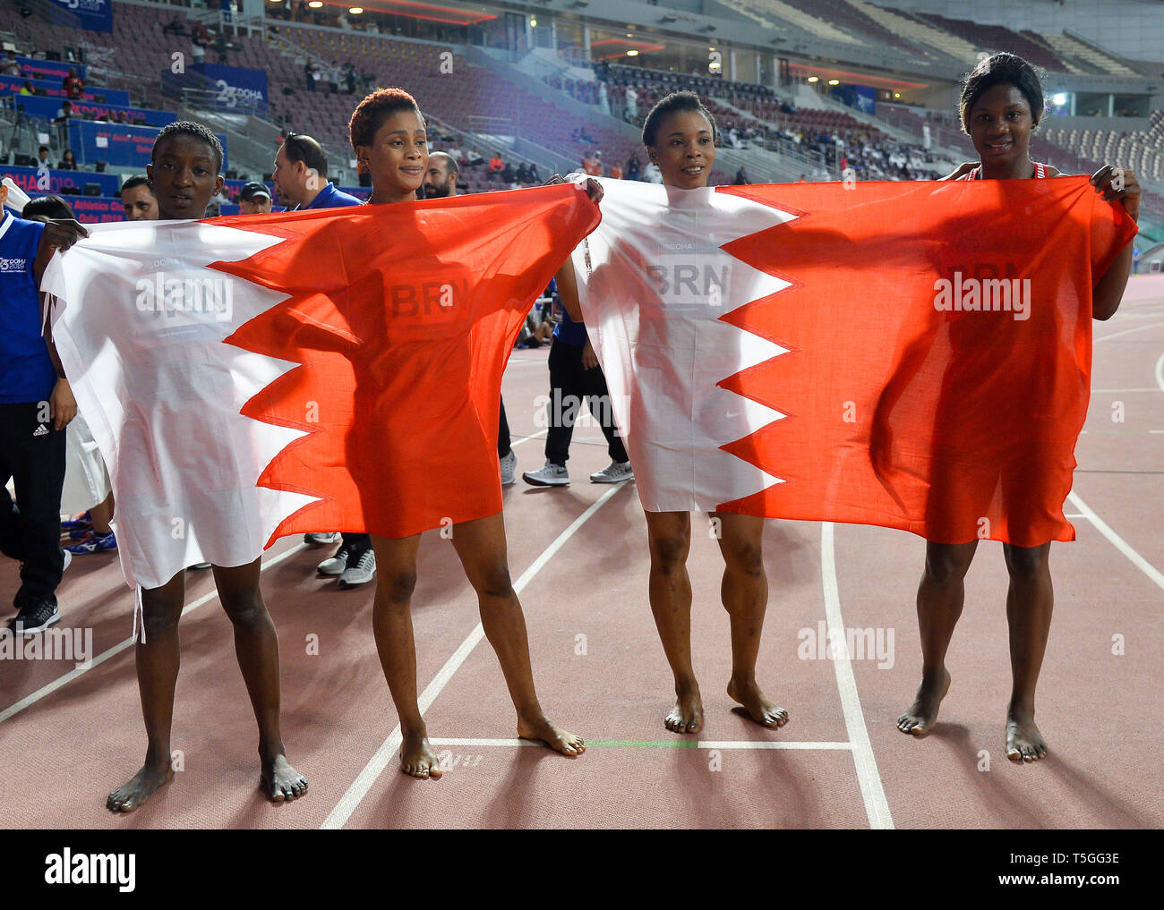 Doha in Qatar. 24 apr, 2019. Gli atleti del Bahrain celebrare dopo la vittoria delle donne 4x400m staffetta durante la XXIII Asian Athletics Championships Al Khalifa International Stadium di Doha, capitale del Qatar, 24 aprile 2019. Credito: Nikku/Xinhua/Alamy Live News Foto Stock