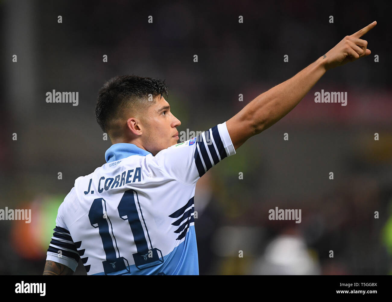 Milano, Italia. 24 apr, 2019. Il Lazio è Joaquin Correa celebra il suo obiettivo durante la Coppa Italia semi-finale seconda gamba partita di calcio tra AC Milan e Lazio in Milano, Italia, Aprile 24, 2019. Il Lazio ha vinto 1-0. Credito: Alberto Lingria/Xinhua/Alamy Live News Foto Stock