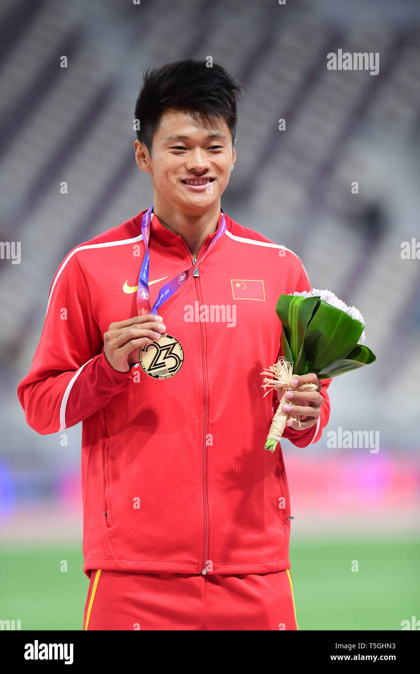(190425) -- DOHA, Aprile 25, 2019 (Xinhua) -- Oro medaglia Xie Zhenye della Cina celebra sulla cerimonia di premiazione dopo la Uomini 200m Final durante la XXIII Asian Athletics Championships Al Khalifa International Stadium di Doha, capitale del Qatar, 24 aprile 2019. (Xinhua/Wu Huiwo) Foto Stock