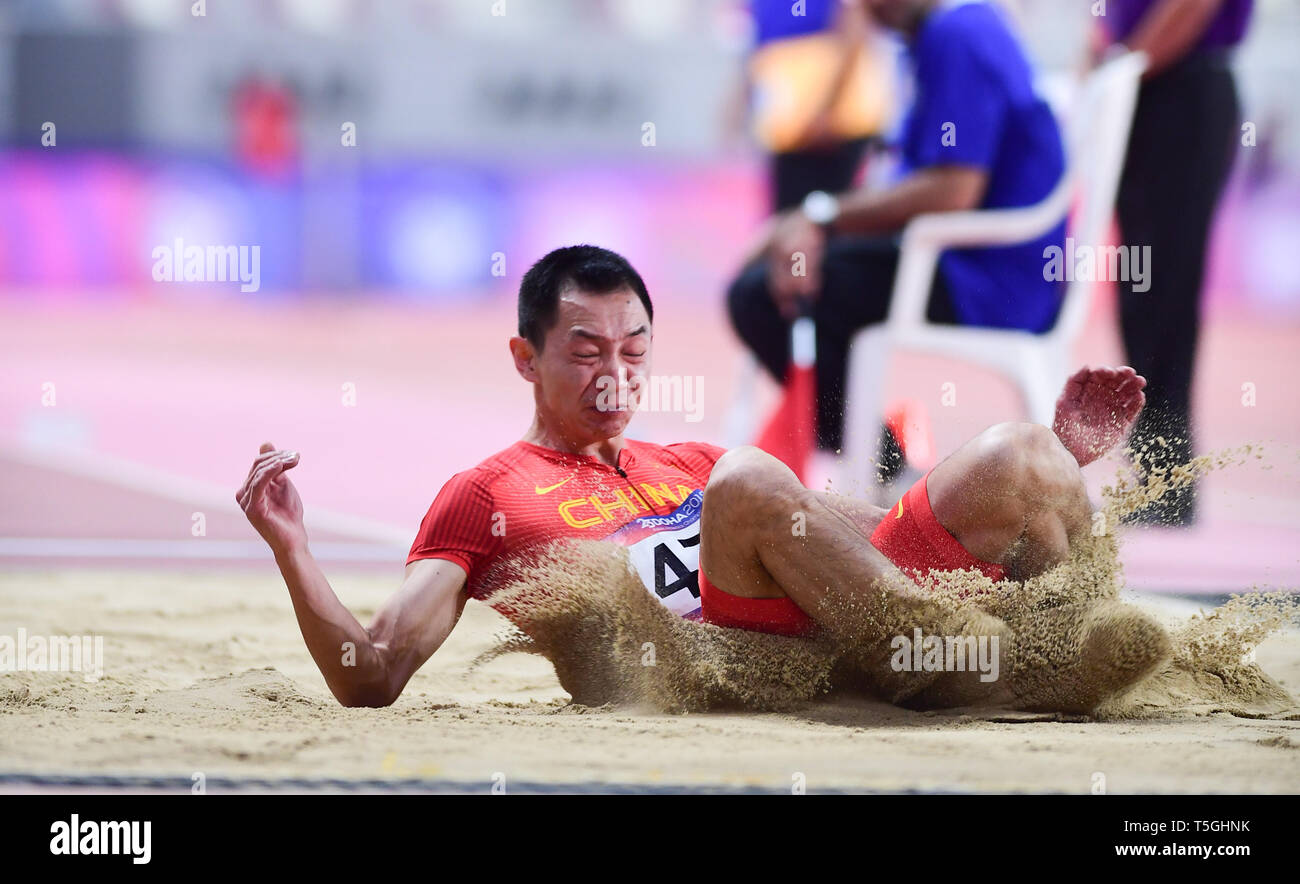 (190425) -- DOHA, Aprile 25, 2019 (Xinhua) -- Zhang Yaoguang della Cina compete durante gli Uomini Salto in lungo Finale durante il ventitreesimo Asian Athletics Championships Al Khalifa International Stadium di a Doha, capitale del Qatar, 24 aprile 2019. (Xinhua/Wu Huiwo) Foto Stock
