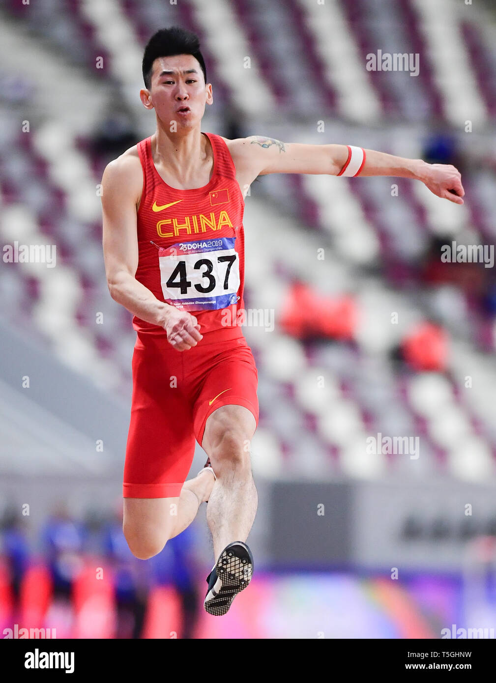 (190425) -- DOHA, Aprile 25, 2019 (Xinhua) -- Huang Changzhou della Cina compete durante gli Uomini Salto in lungo Finale durante il ventitreesimo Asian Athletics Championships Al Khalifa International Stadium di a Doha, capitale del Qatar, 24 aprile 2019. (Xinhua/Wu Huiwo) Foto Stock
