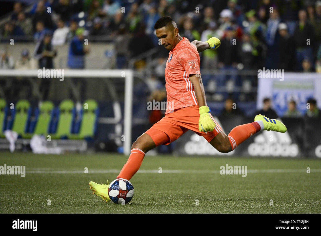 Seattle, Washington, Stati Uniti d'America. 24 apr, 2019. Portiere Daniel Vega (17) calci di punizione la palla fuori della sua estremità difensive come il San Jose terremoti visita il Seattle Sirene in un match di MLS al secolo campo Collegamento a Seattle, WA. Credito: Jeff Halstead/ZUMA filo/Alamy Live News Foto Stock