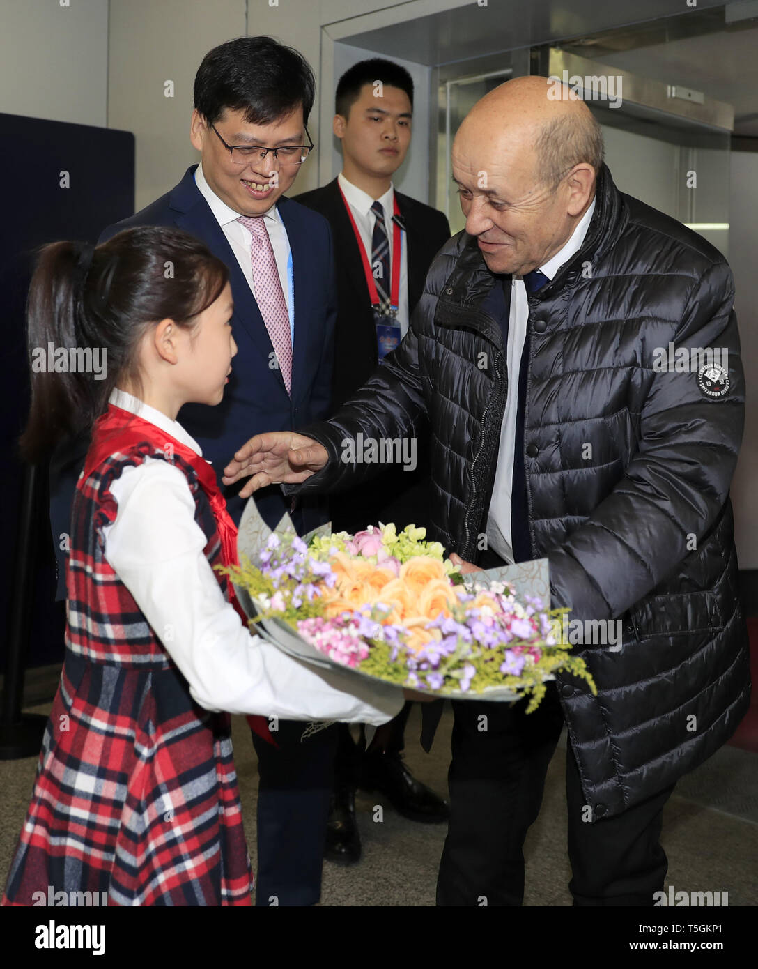 (190425) -- Pechino, 25 aprile 2019 (Xinhua) -- il Ministro degli esteri francese Jean-Yves Le Drian arriva a Pechino Capitale della Cina, 25 aprile 2019, per partecipare alla seconda cinghia e la strada Forum per la cooperazione internazionale. (Xinhua/Chen Jianli) Foto Stock