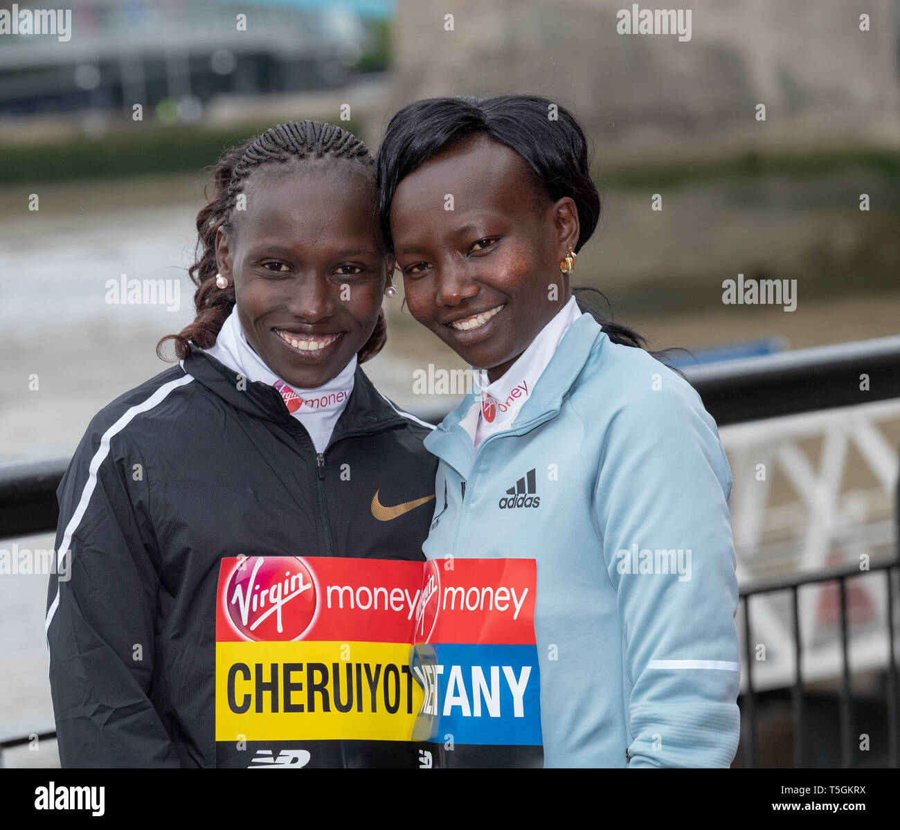 London 25thApril 2019, soldi VIRGIN LONDON MARATHON Photocall donna corridori Elite Vivian Cheruiyot (sinistra) e Mary Keitany Credito: Ian Davidson/Alamy Live News Foto Stock