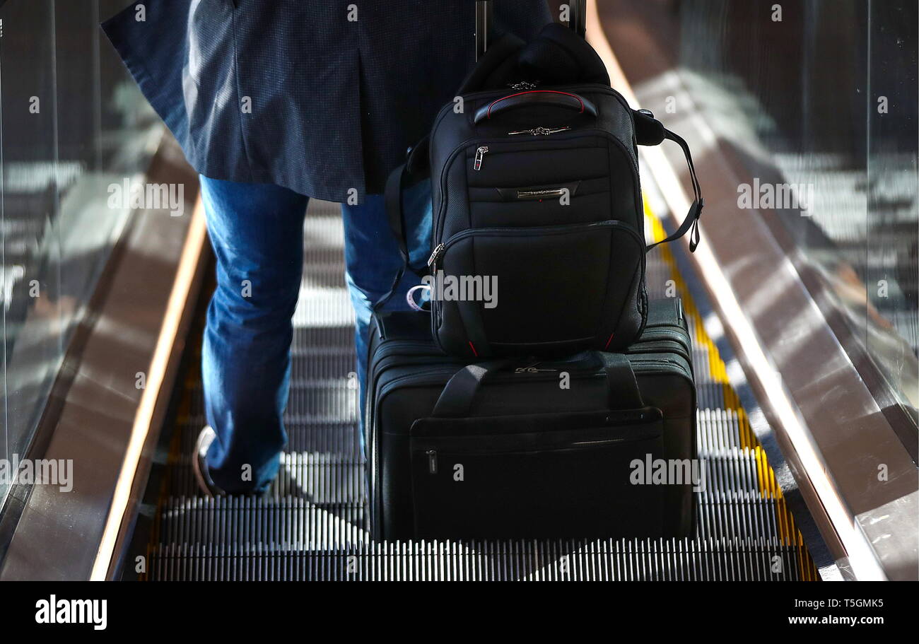 San Pietroburgo, Russia. Xix Apr, 2019. San Pietroburgo, Russia - 19 Aprile 2019: passeggeri con bagagli di Pulkovo Aeroporto Internazionale. Valery Sharifulin/TASS Credito: ITAR-TASS News Agency/Alamy Live News Foto Stock