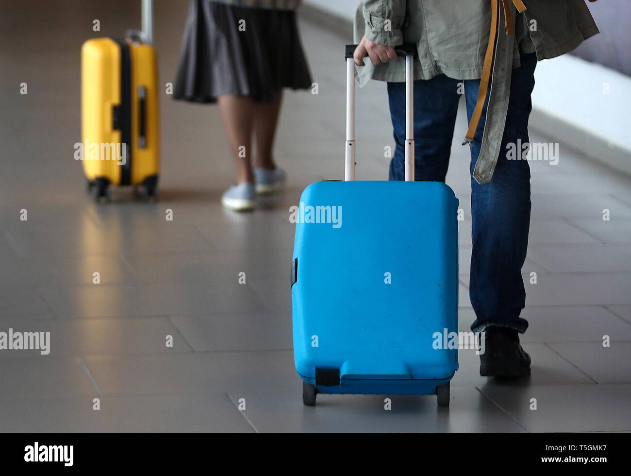 San Pietroburgo, Russia. Xix Apr, 2019. San Pietroburgo, Russia - 19 Aprile 2019: Passeggeri con valigie a Pulkovo Aeroporto Internazionale. Valery Sharifulin/TASS Credito: ITAR-TASS News Agency/Alamy Live News Foto Stock