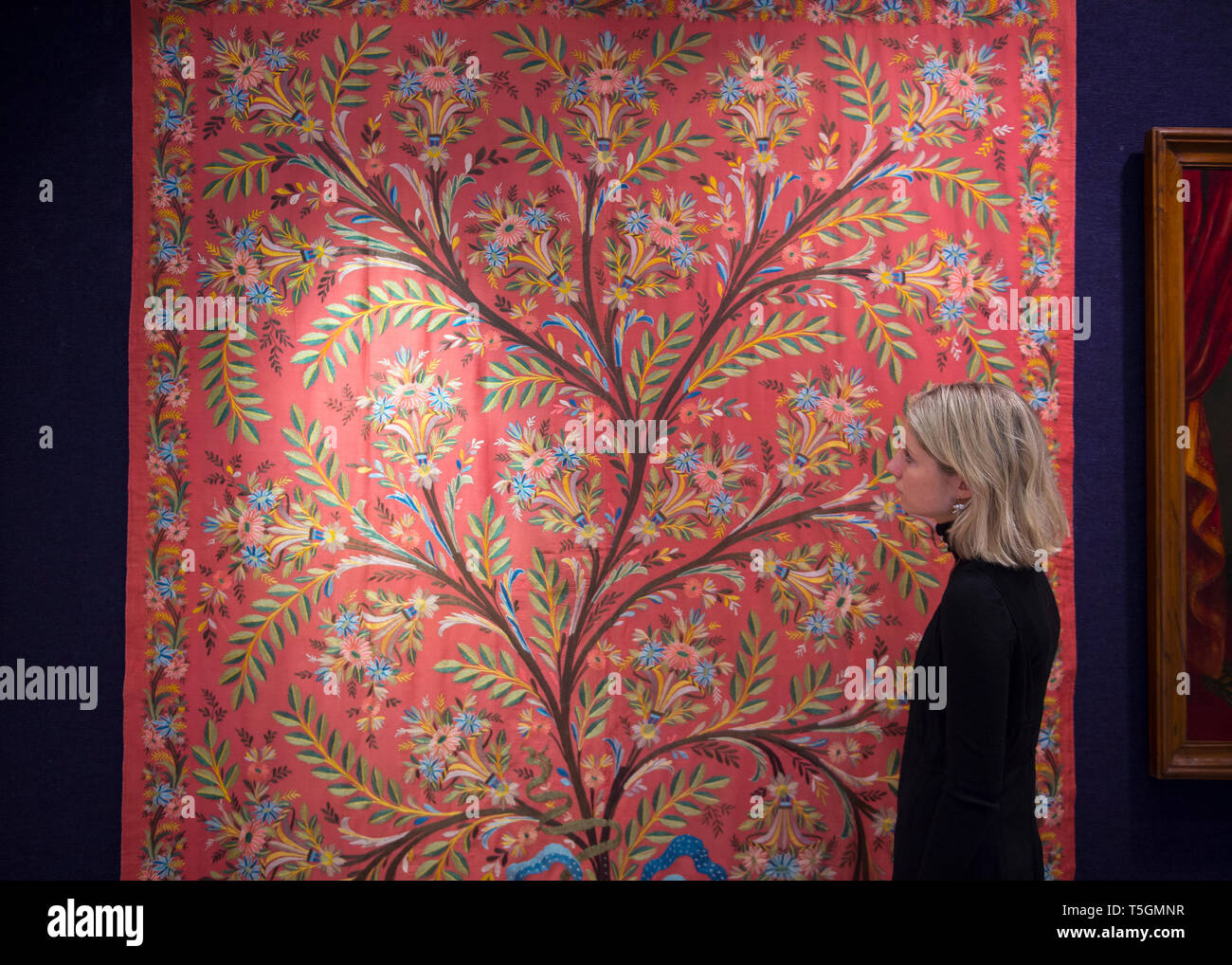 Londra, Regno Unito. Xxv Aprile, 2019. Bonhams islamico e arte indiana vendita anteprima in New Bond Street. Immagine: Un Ottomano seta ricamata albero della vita, la Turchia del XVIII secolo. Stima £ 4,000-6,000. Credito: Malcolm Park/Alamy Live News. Foto Stock