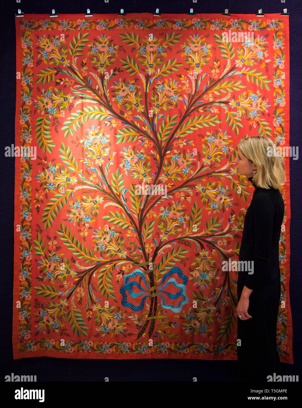 Londra, Regno Unito. Xxv Aprile, 2019. Bonhams islamico e arte indiana vendita anteprima in New Bond Street. Immagine: Un Ottomano seta ricamata albero della vita, la Turchia del XVIII secolo. Stima £ 4,000-6,000. Credito: Malcolm Park/Alamy Live News. Foto Stock