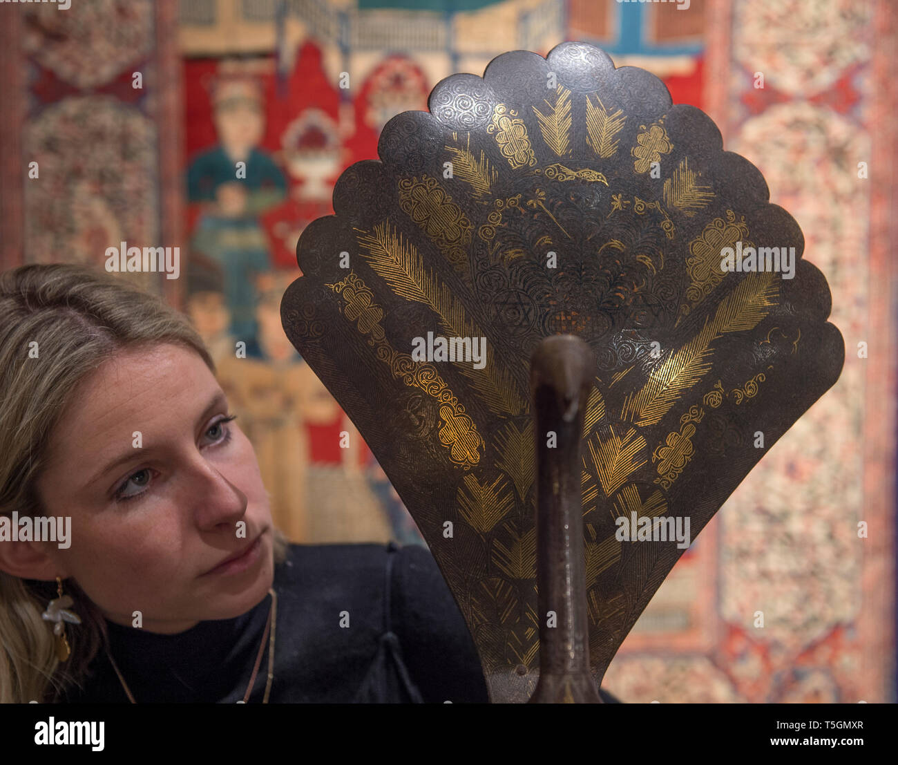 Londra, Regno Unito. Xxv Aprile, 2019. Bonhams islamico e arte indiana vendita anteprima in New Bond Street. Immagine: Un Qajar oro acciaio Damascened Peacock, Persia, xix secolo. Credito: Malcolm Park/Alamy Live News. Foto Stock