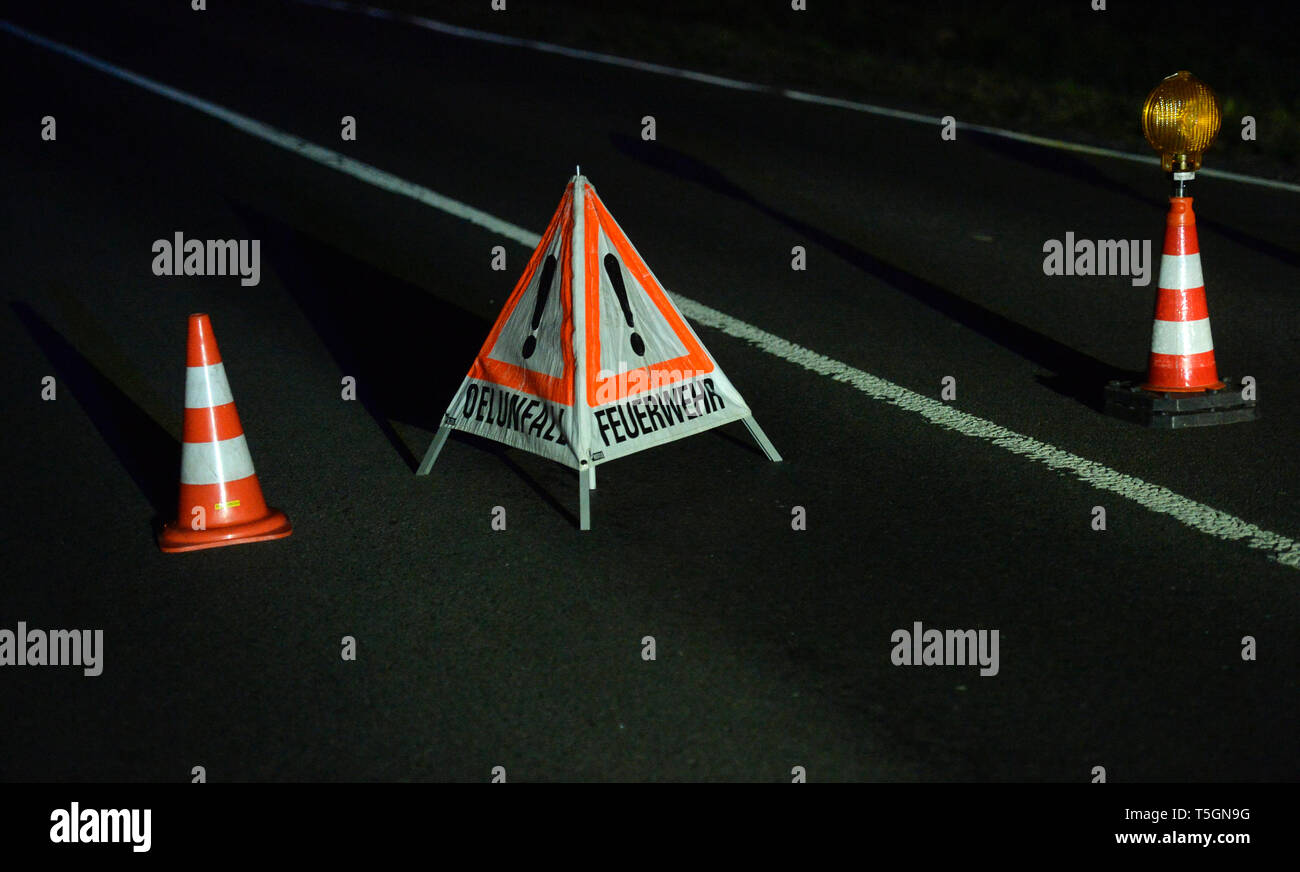 Leipziger Land, Germania. 03 apr, 2019. Un incidente nel sito della Leipziger Land fissato con una piramide di avvertimento e tralicci. Qui un driver con la sua vettura è stata fuori strada. Credito: Volkmar Heinz/dpa-Zentralbild/ZB/dpa/Alamy Live News Foto Stock
