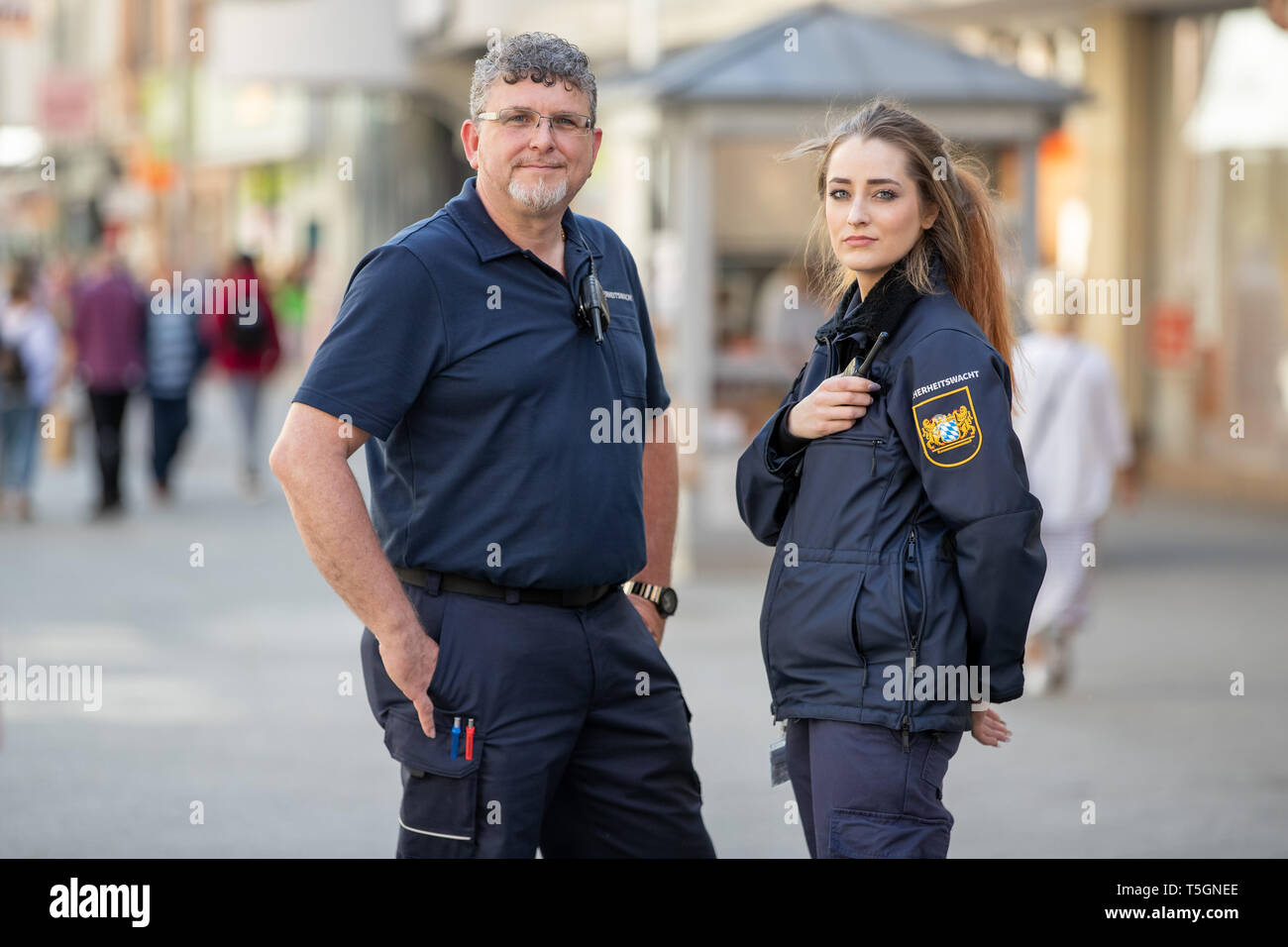 Norimberga Germania. Xxv Aprile 2019. Nadine Grunbaum e Raine Zuber entrambi membri della bavarese la guardia di sicurezza presente il nuovo abbigliamento e attrezzature. I volontari ricevono il neon ...