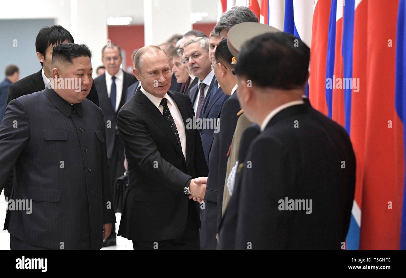 Vladivostok, Russia. 25 apr 2019. Il presidente russo Vladimir Putin, centro, saluta i membri della Corea del Nord di delegazione prima dell'inizio del suo incontro bilaterale con il leader della Corea del nord Kim Jong Onu, sinistra, Aprile 25, 2019 a Vladivostok, Russia. La riunione viene due mesi dopo il guasto di un incontro al vertice con gli Stati Uniti Presidente Trump e il leader della Corea del Nord per raggiungere un accordo su un denuclearized della penisola coreana. Credito: Planetpix/Alamy Live News Foto Stock