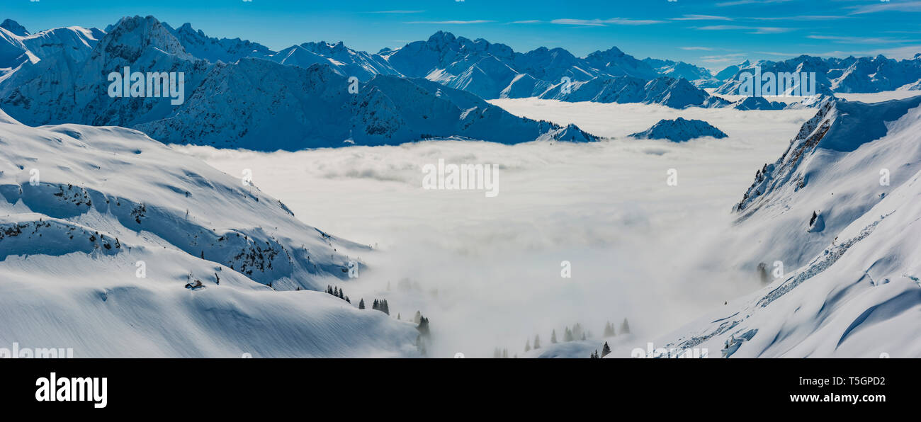 Panorama vom Zeigersattel zum wolkenverhangenen Seealpsee, hinten links die Hoefats 2259m, Allgaeuer Alpen, Allgaeu, Bayern, Deutschland, Europa Foto Stock