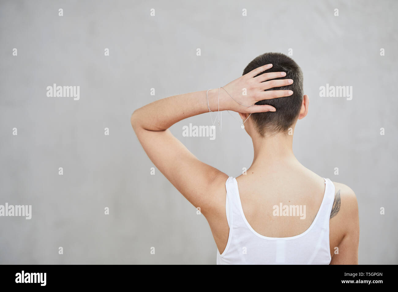 Vista posteriore del a pelo corto giovane donna Giubbotto da indossare Foto Stock