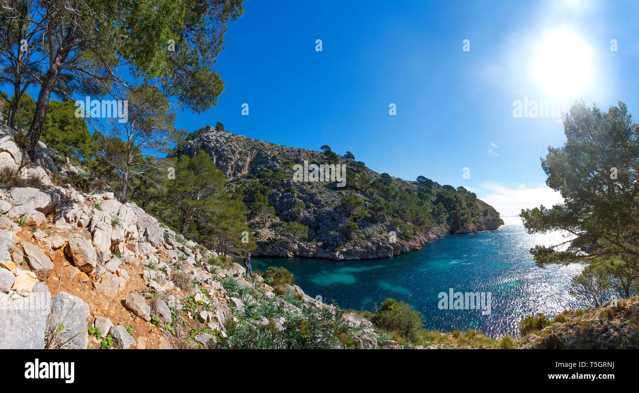 Isole Baleari Spagna, Mallorca, Penisola Formentor, Cala en Gossalba, escursionista guardando a distanza Foto Stock