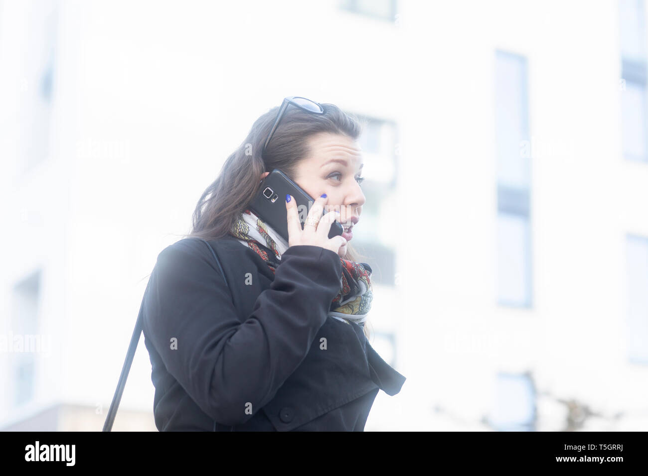 Sorpreso di giovane donna al telefono Foto Stock