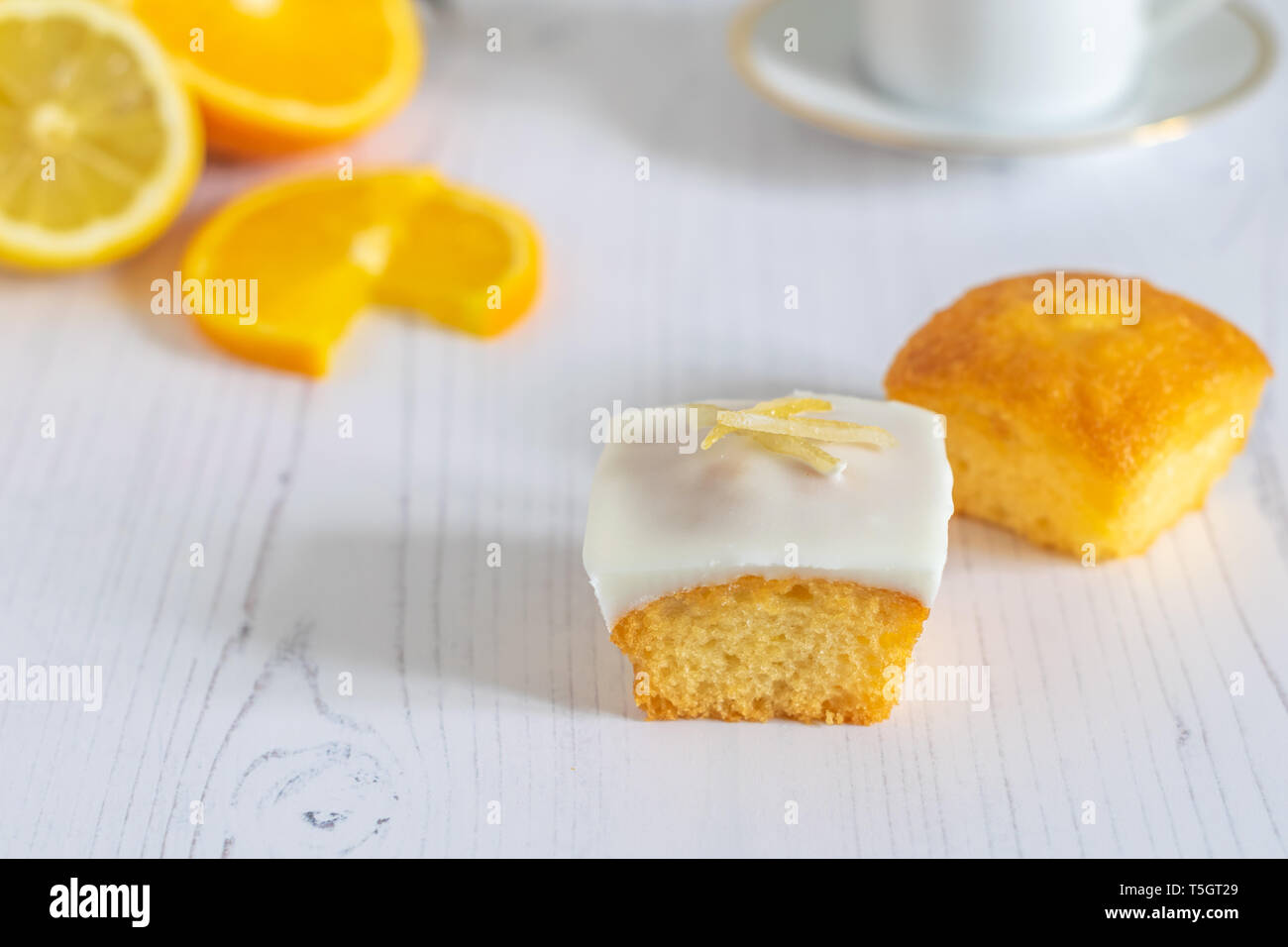 Due singoli dolci di agrumi su uno sfondo chiaro Foto Stock
