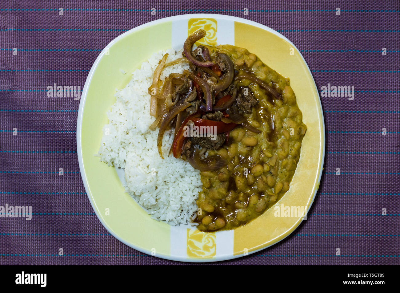 Peruviano cibi fatti in casa, il pranzo nel pomeriggio, fagioli con lomito. Foto Stock