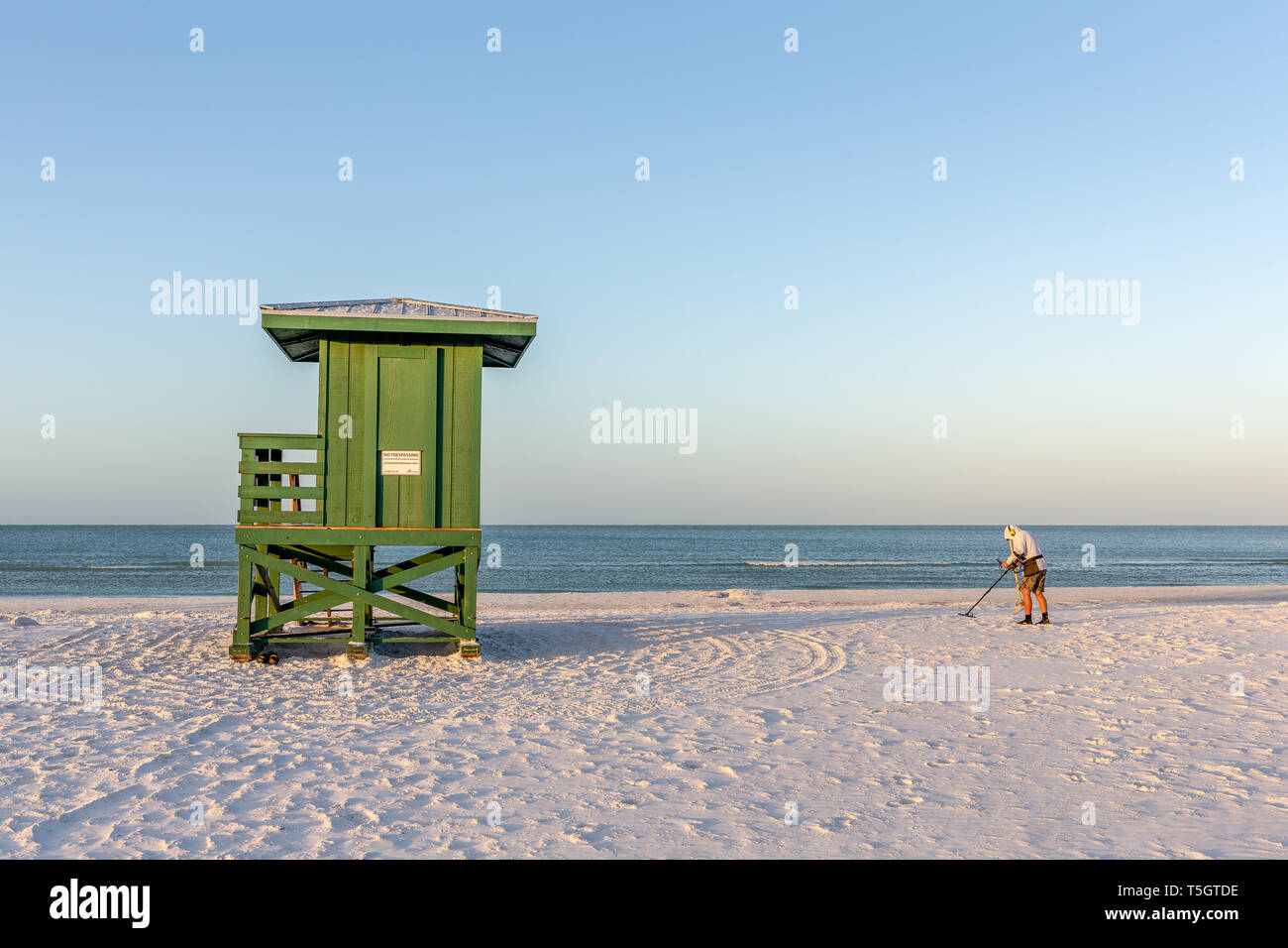 La Siesta Key, FL - Marzo 28, 2019: Beachcomber cercando bottino nei pressi di una delle torri di bagnino sulla Siesta Key Beach. Il popolare destinazione turistica Foto Stock
