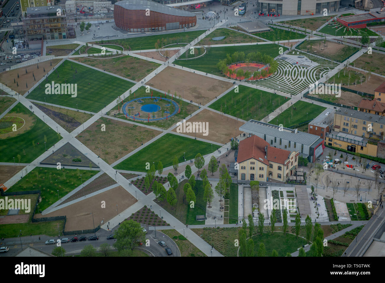 Milano Italia 10 Aprile 2019: Città di Milano visto dal palazzo della regione lombrdia alla fine della giornata Foto Stock