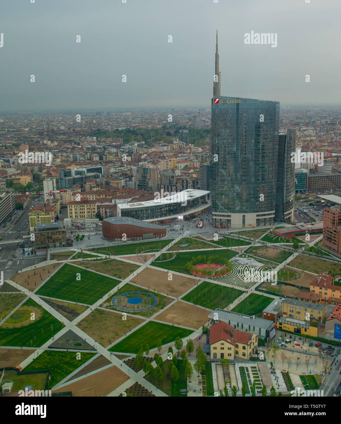 Milano Italia 10 Aprile 2019: Città di Milano visto dal palazzo della regione lombrdia alla fine della giornata Foto Stock