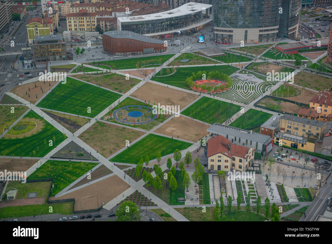 Milano Italia 10 Aprile 2019: Città di Milano visto dal palazzo della regione lombrdia alla fine della giornata Foto Stock