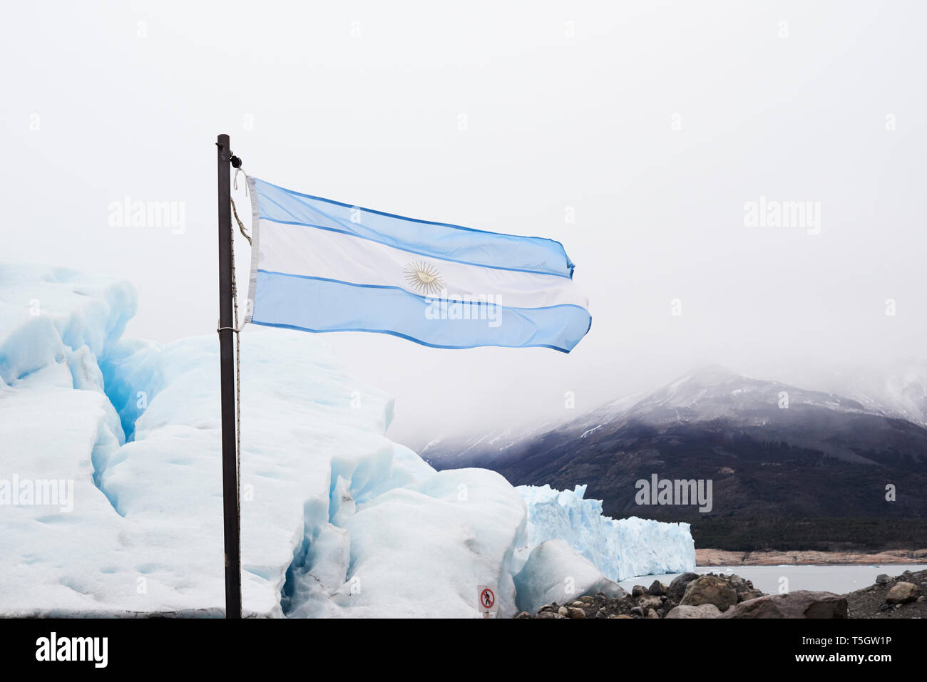 Argentina, Patagonia, Argentinan bandiera al Ghiacciaio Perito Moreno Foto Stock