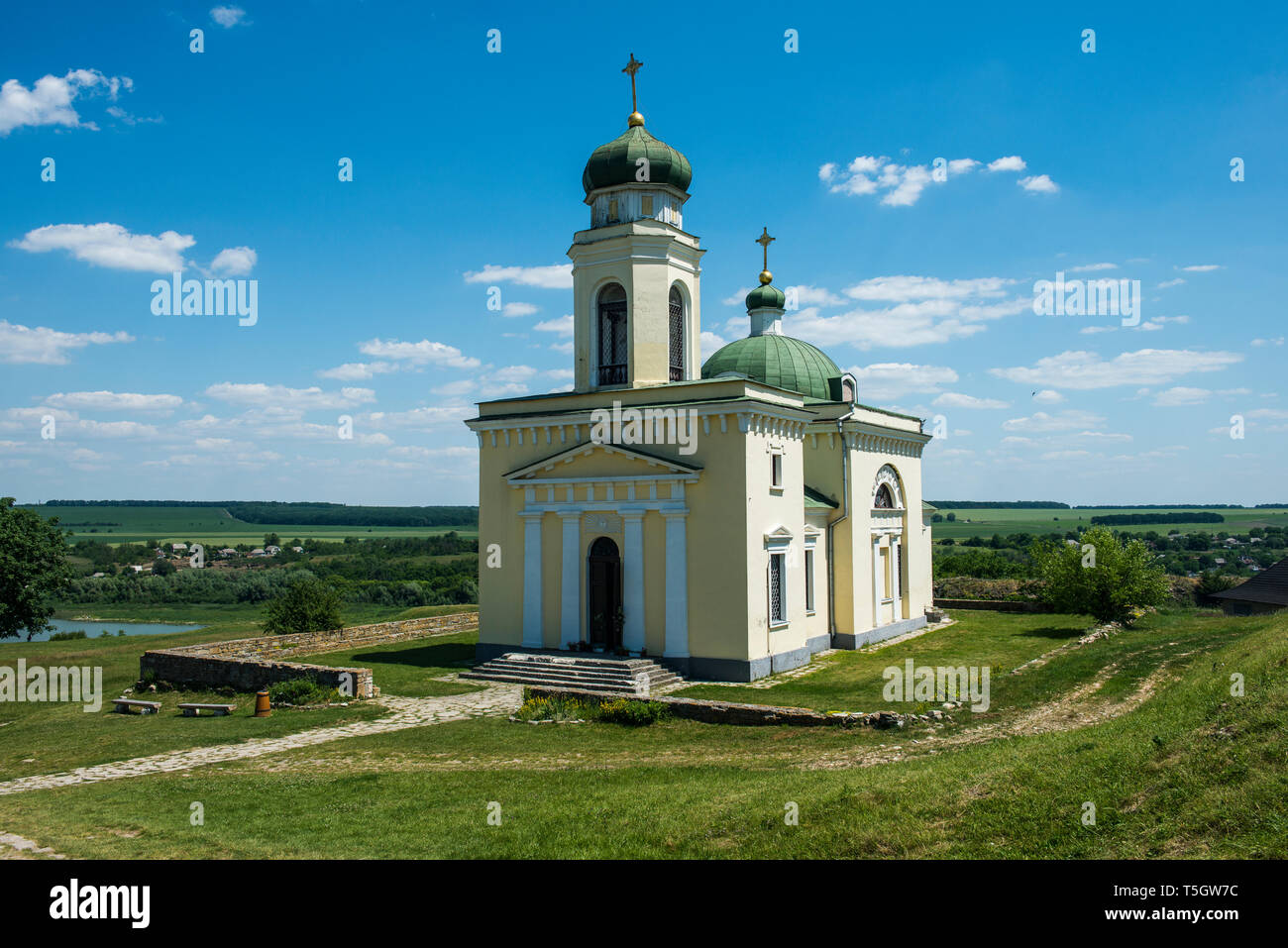 Chiesa ortodossa nella fortezza Khotyn lungo la sponda del fiume Dniester, Ucraina Foto Stock
