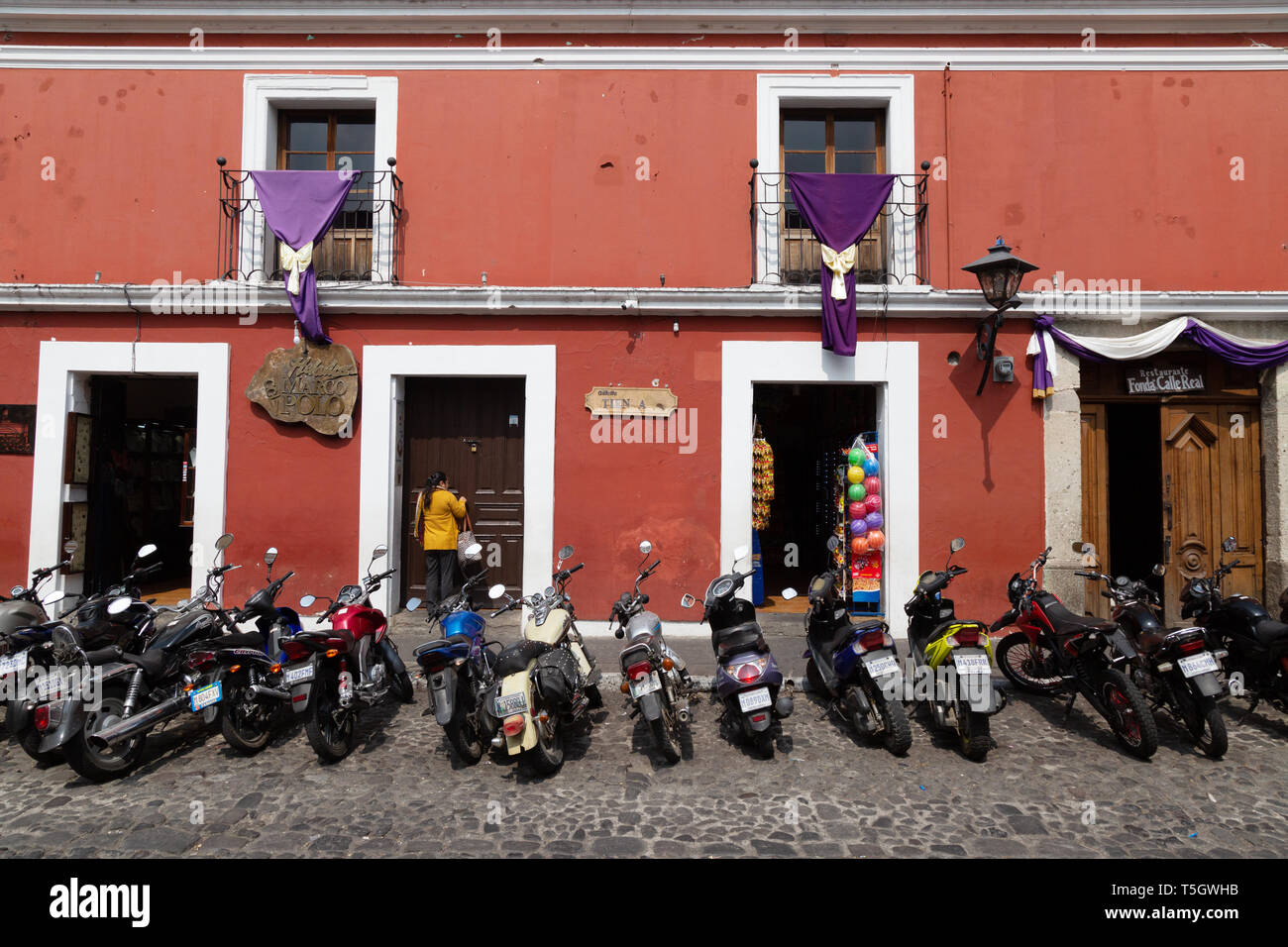 Guatemala America Latina - una fila di moto al di fuori di negozi, Antigua, Guatemala America Centrale Foto Stock