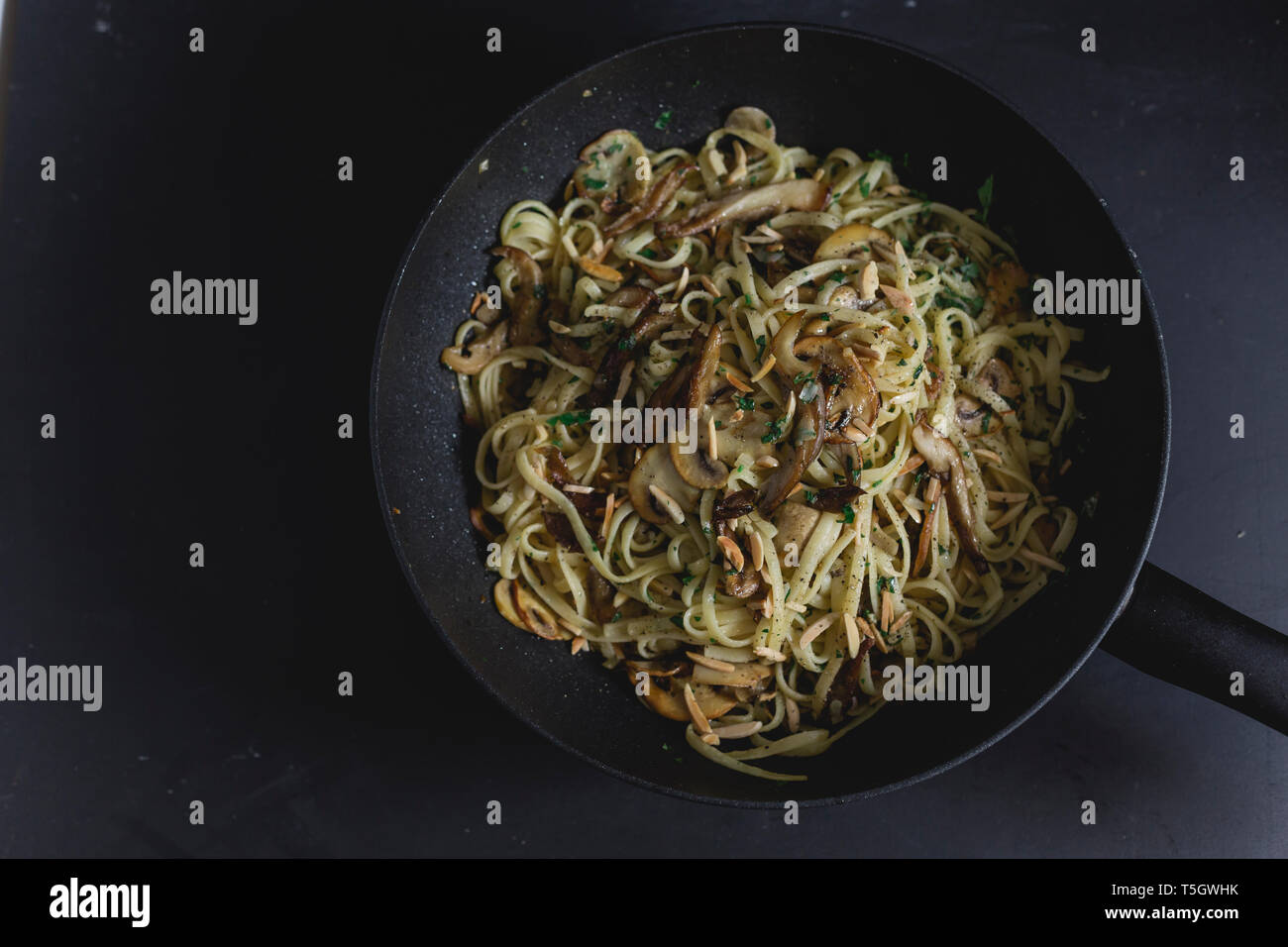 Bavette Pasta con funghi e funghi orecchioni Foto Stock