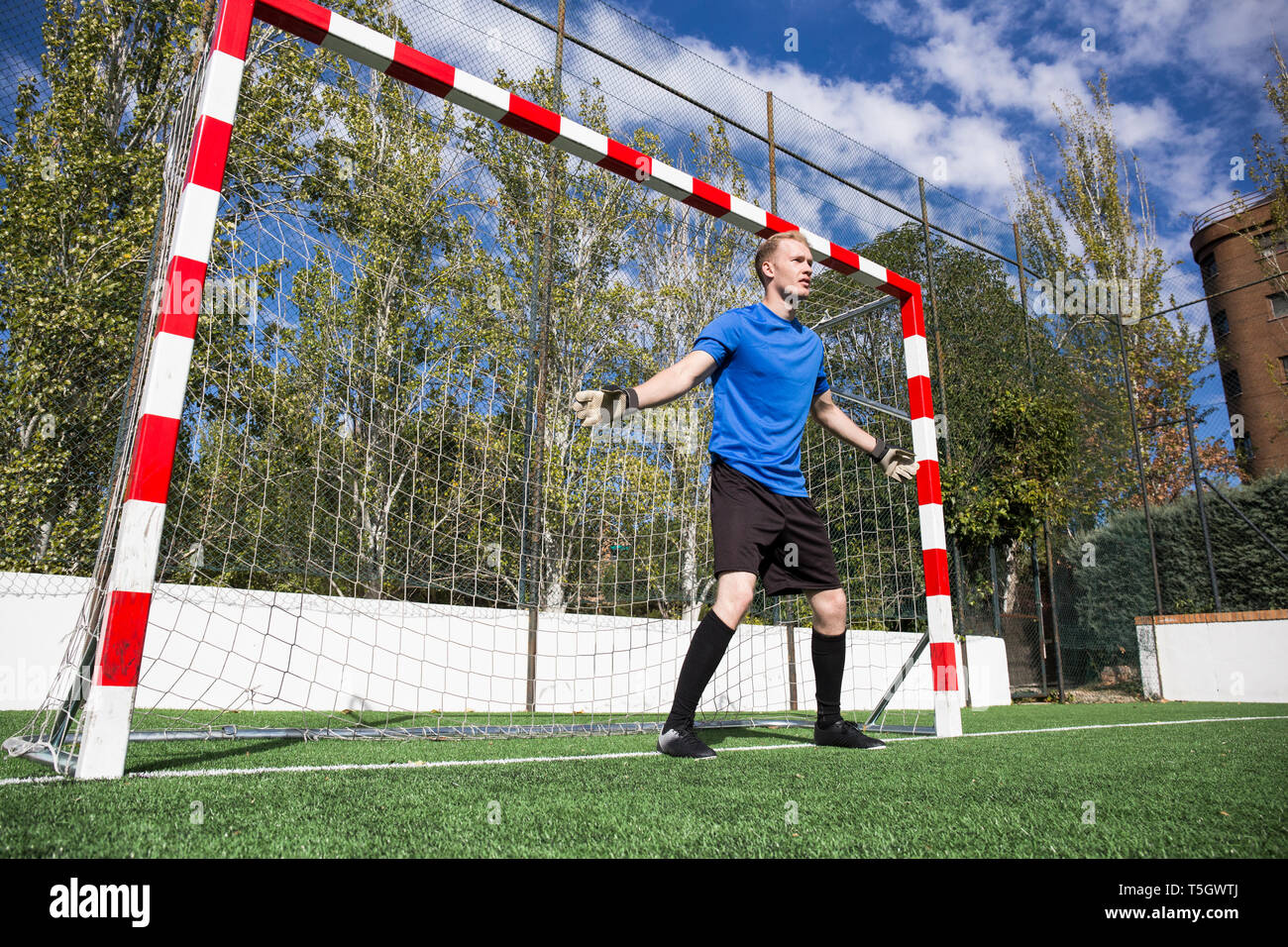 Focalizzato il portiere giocando in goal Foto Stock