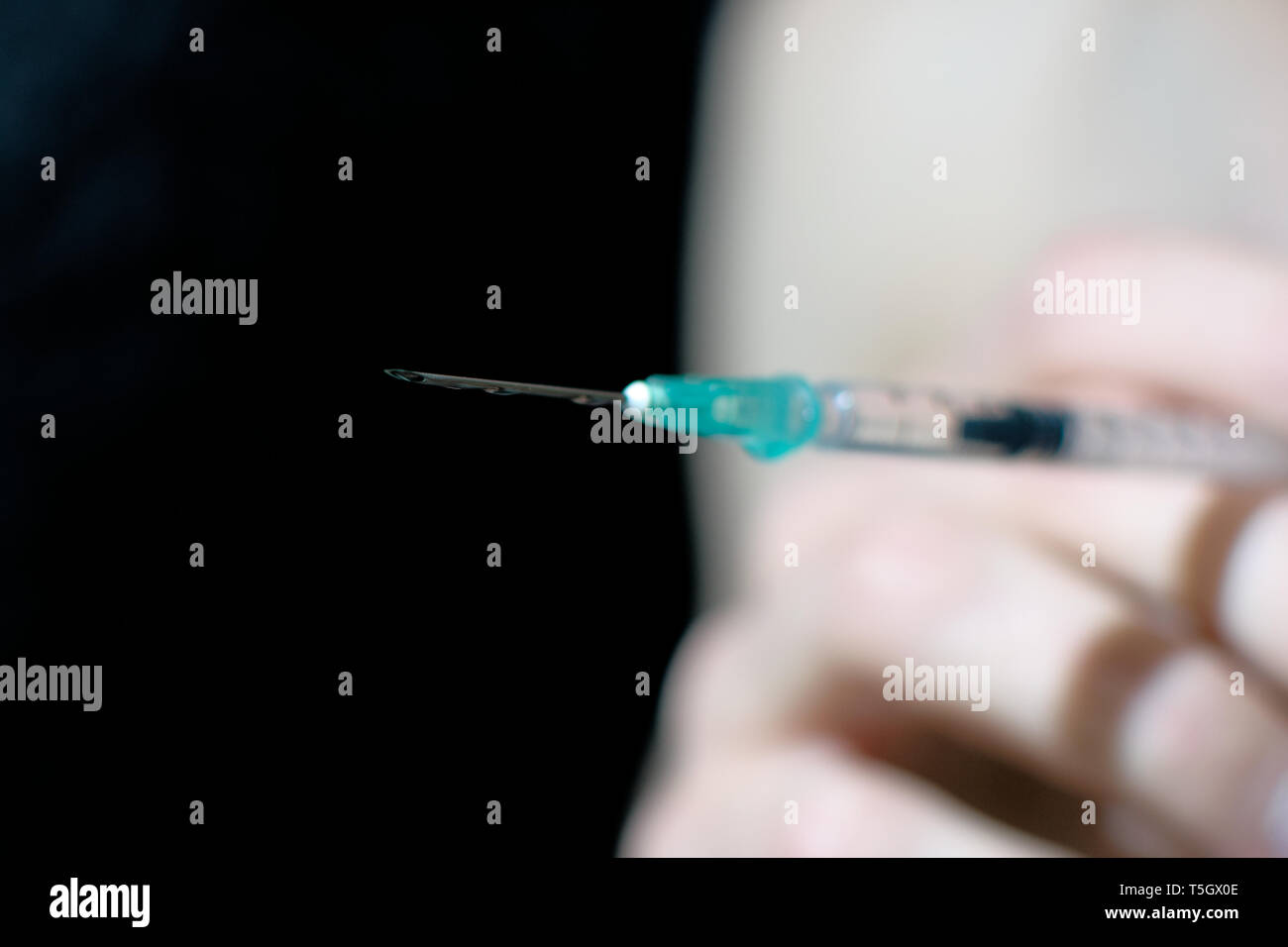 Ago di siringa vicino. Farmaci per via endovenosa. Foto Stock