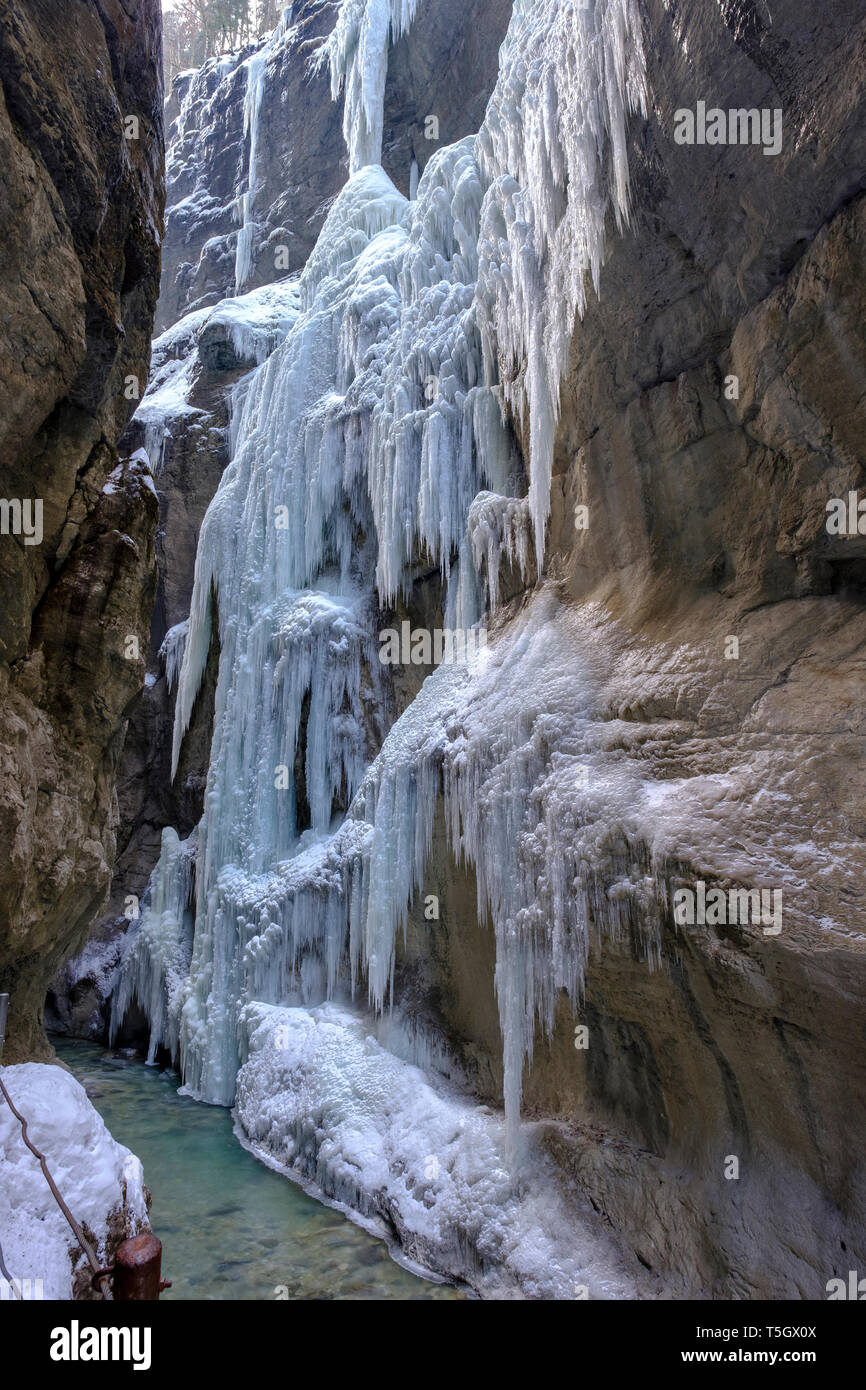 In Germania, in Baviera, Baviera, Werdenfelser Land, Garmisch Partenkirchen, Partnach Gorge, neve e ghiaccio e ghiaccioli Foto Stock
