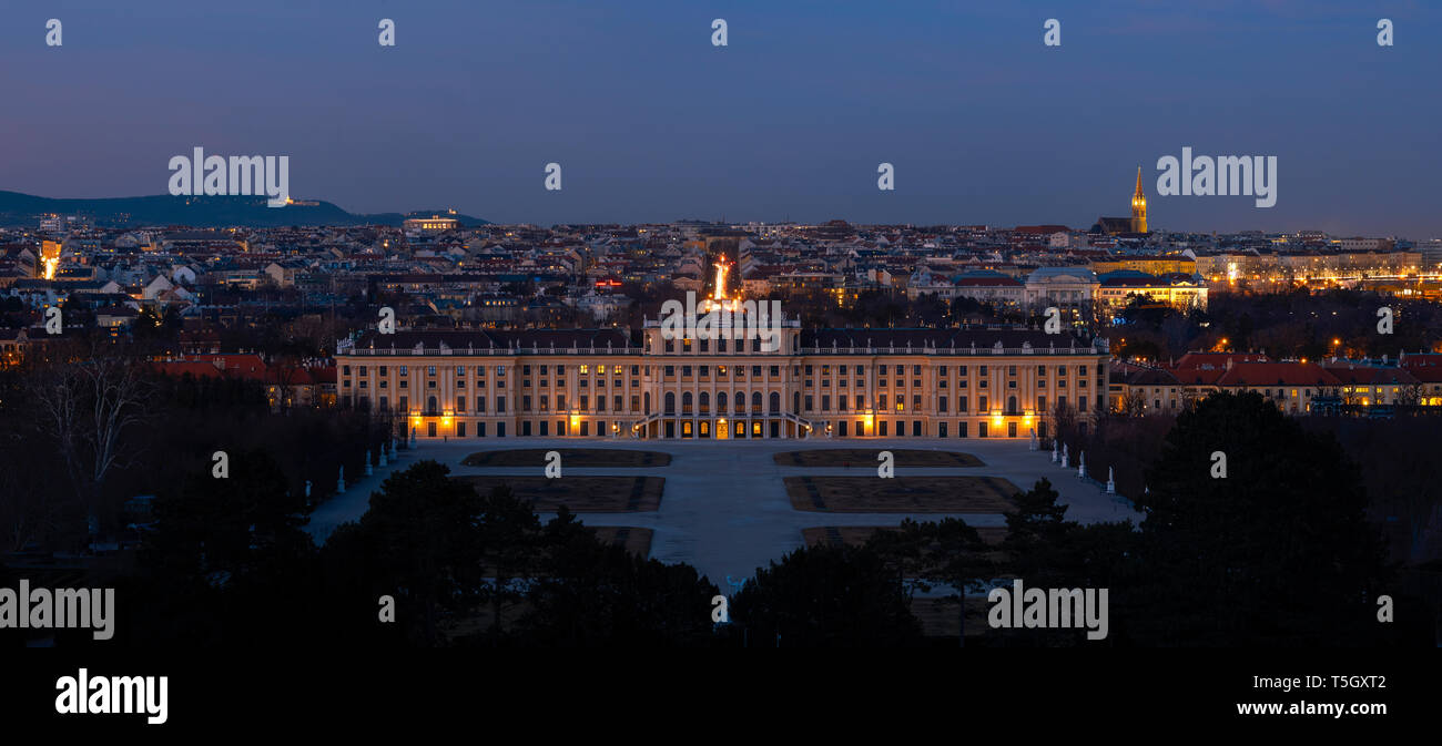 Austria, Vienna, Cityscape con Palazzo Schoenbrunn di notte Foto Stock