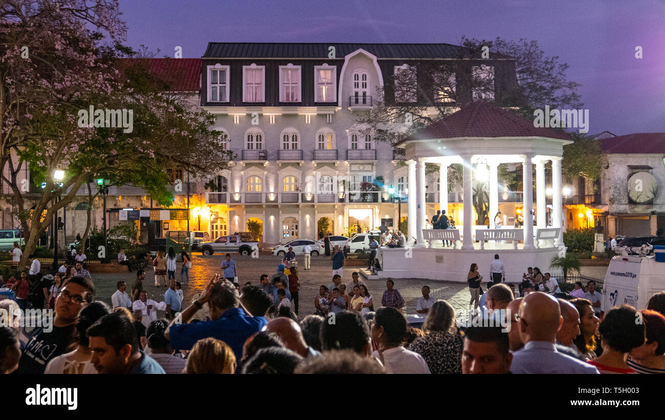 La Cattedrale del Sacro Cuore (Spagnolo: Catedral Basílica di Santa Maria la Antigua de Panamá) e Piazza Duomo in Casco Viejo, Panama City, Panama Foto Stock