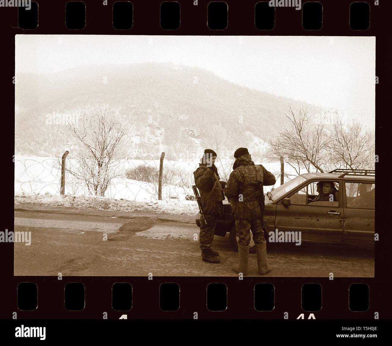 Aprile 24, 2019 - Ostriche, Kosovo, Jugoslavia - Esercito Russo soldati ispezione di documenti cartacei in un checkpoint vicino al confine Kosovo-Serbia. Gennaio 2002. (Credito Immagine: © Bill Putnam/ZUMA filo) Foto Stock