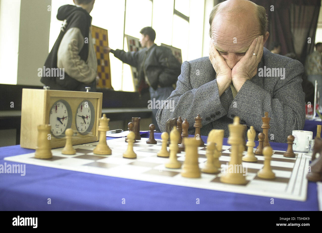 6 aprile 2000 - Kosovo, Jugoslavia - un uomo contempla la sua prossima mossa durante un torneo di scacchi nel Kosovo meridionale, Jugoslavia, Aprile 6, 2000. (Credito Immagine: © Bill Putnam/ZUMA filo) Foto Stock