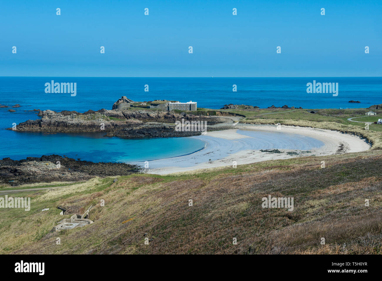 Regno Unito, Isole del Canale, Alderney, Chateau l'Etoc e Saye beach Foto Stock